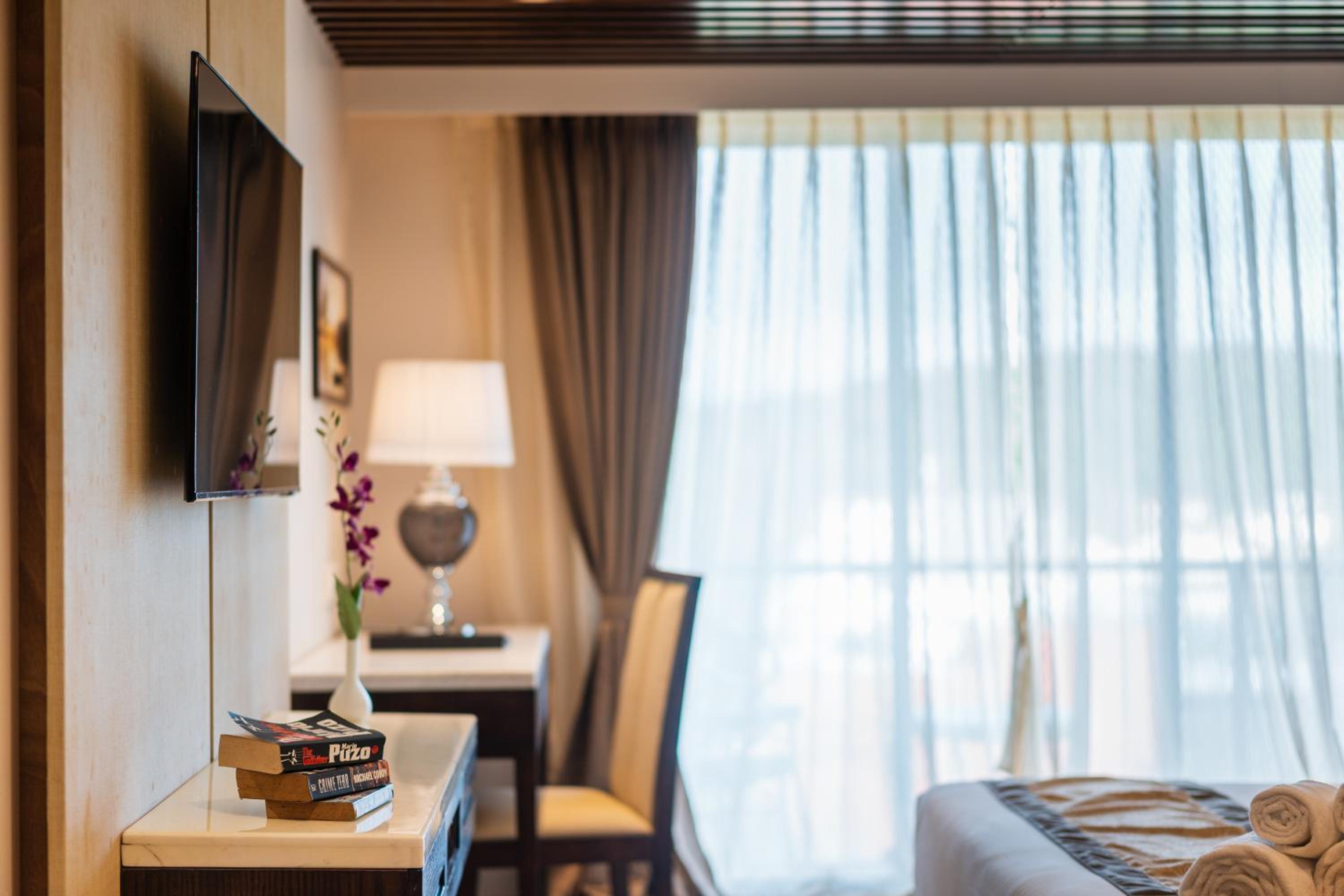 Club Room with Balcony - Photo 8