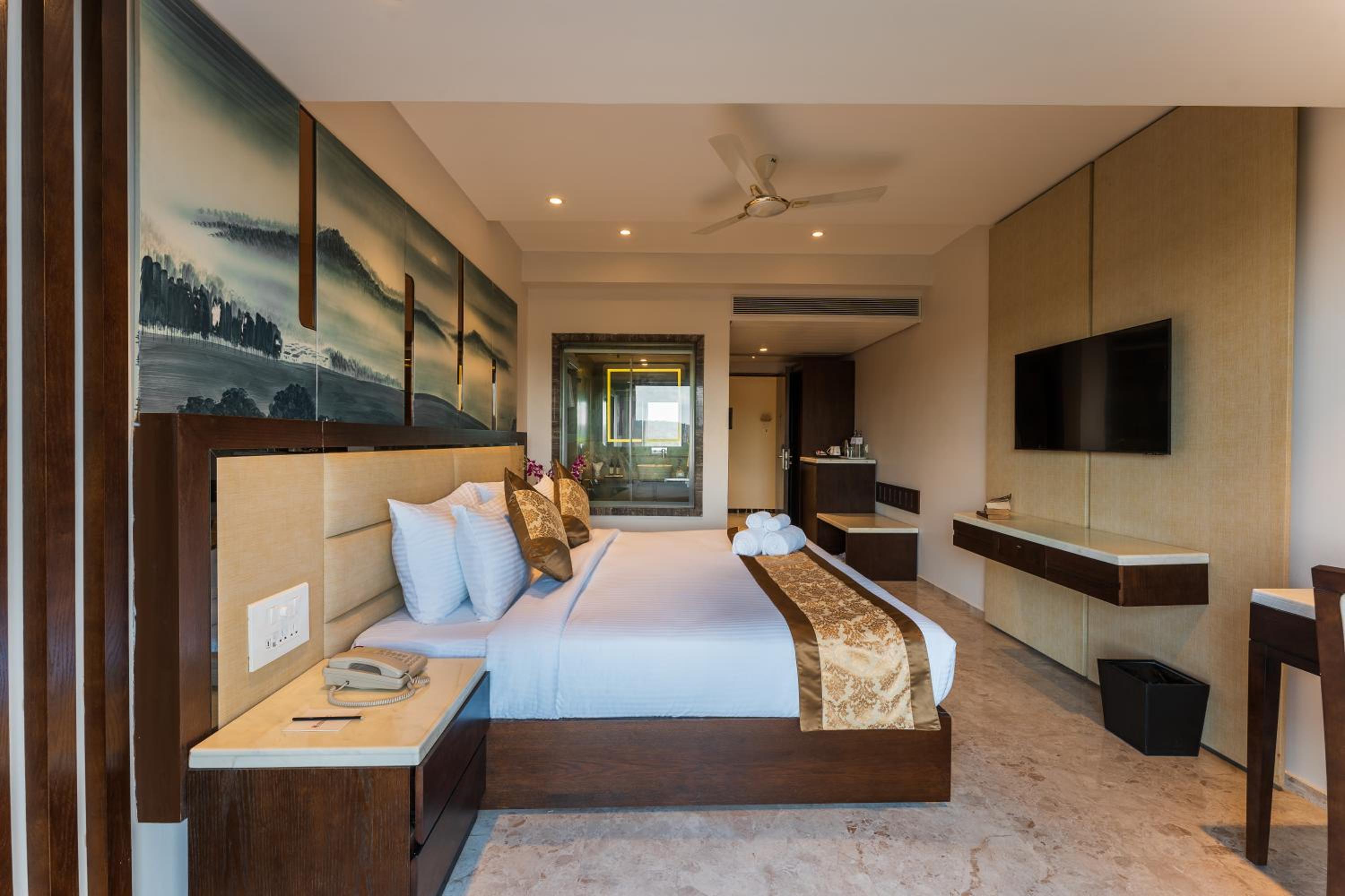 Club Room with Balcony - Photo 4
