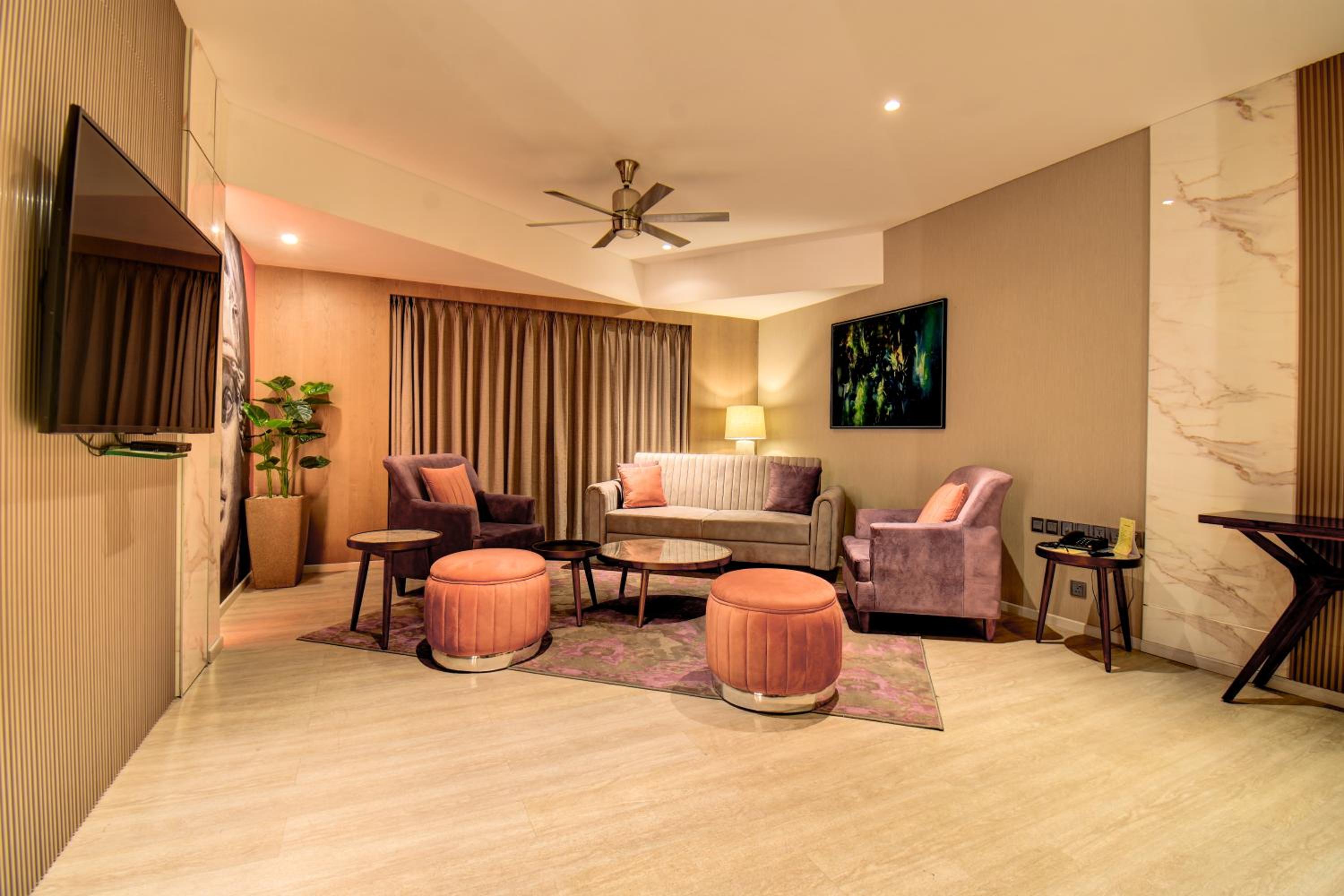 Grand Suite with 15% discount on Spa, Food & Soft Beverage & 25% discount on Salon and 20% on Laundry (Only washing & Ironing) per stay  - Photo 4
