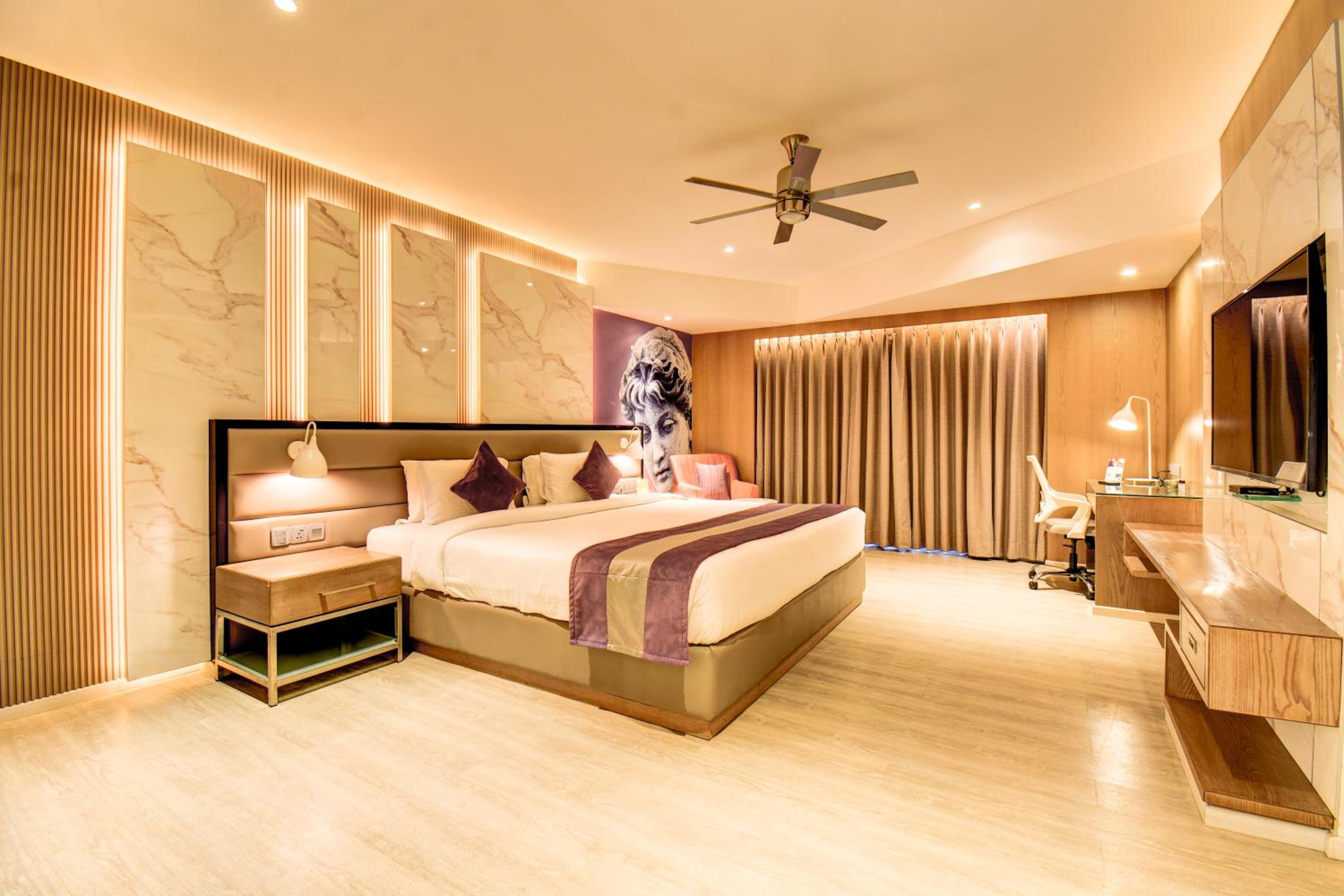 Grand Suite with 15% discount on Spa, Food & Soft Beverage & 25% discount on Salon and 20% on Laundry (Only washing & Ironing) per stay  - Photo 1