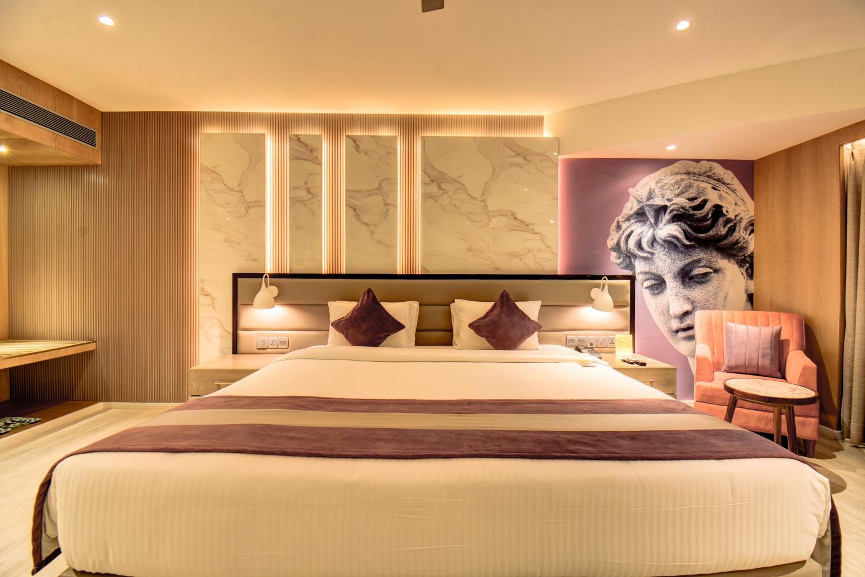 Grand Suite with 15% discount on Spa, Food & Soft Beverage & 25% discount on Salon and 20% on Laundry (Only washing & Ironing) per stay  - Photo 5