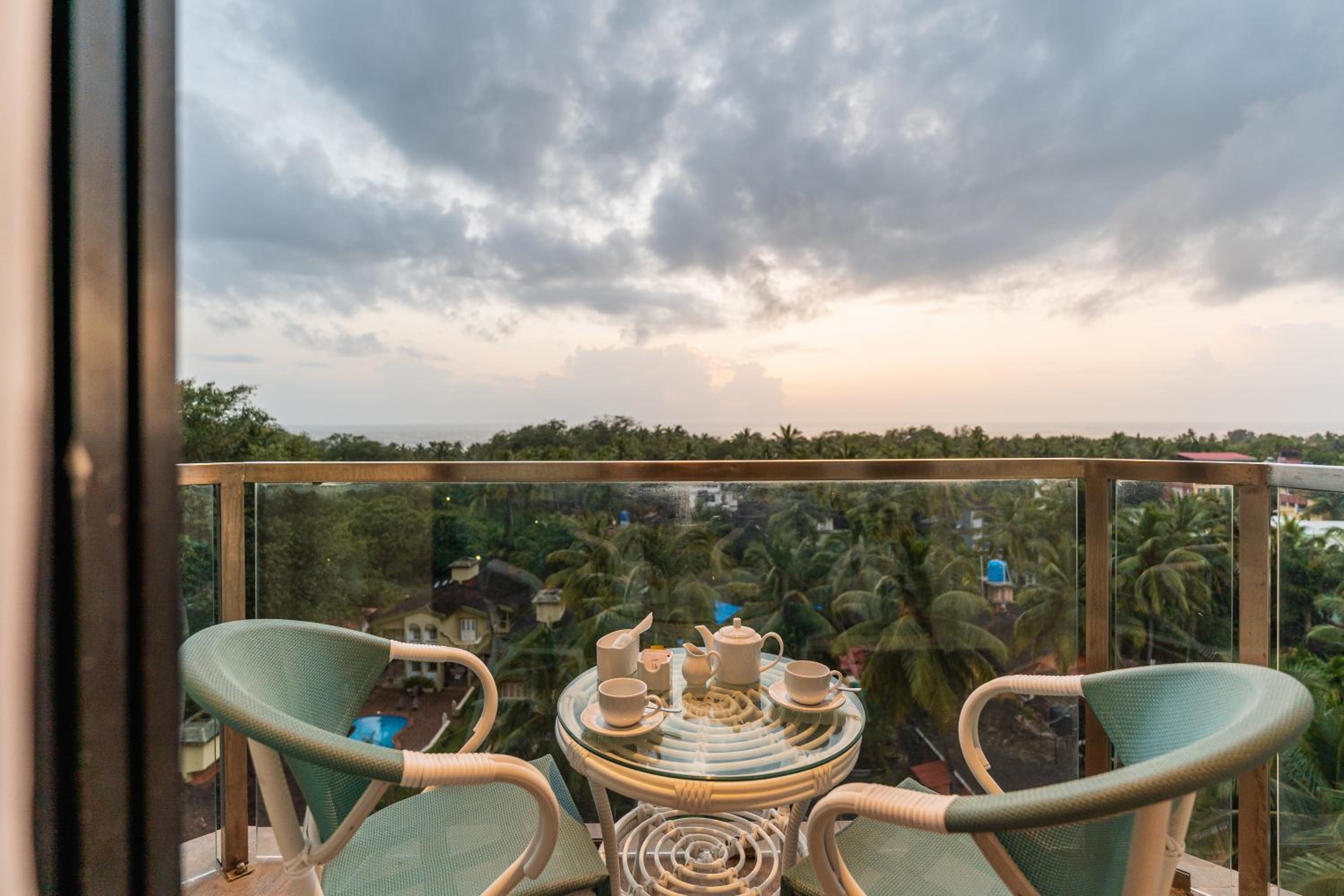 Junior Suite with Balcony - Photo 4