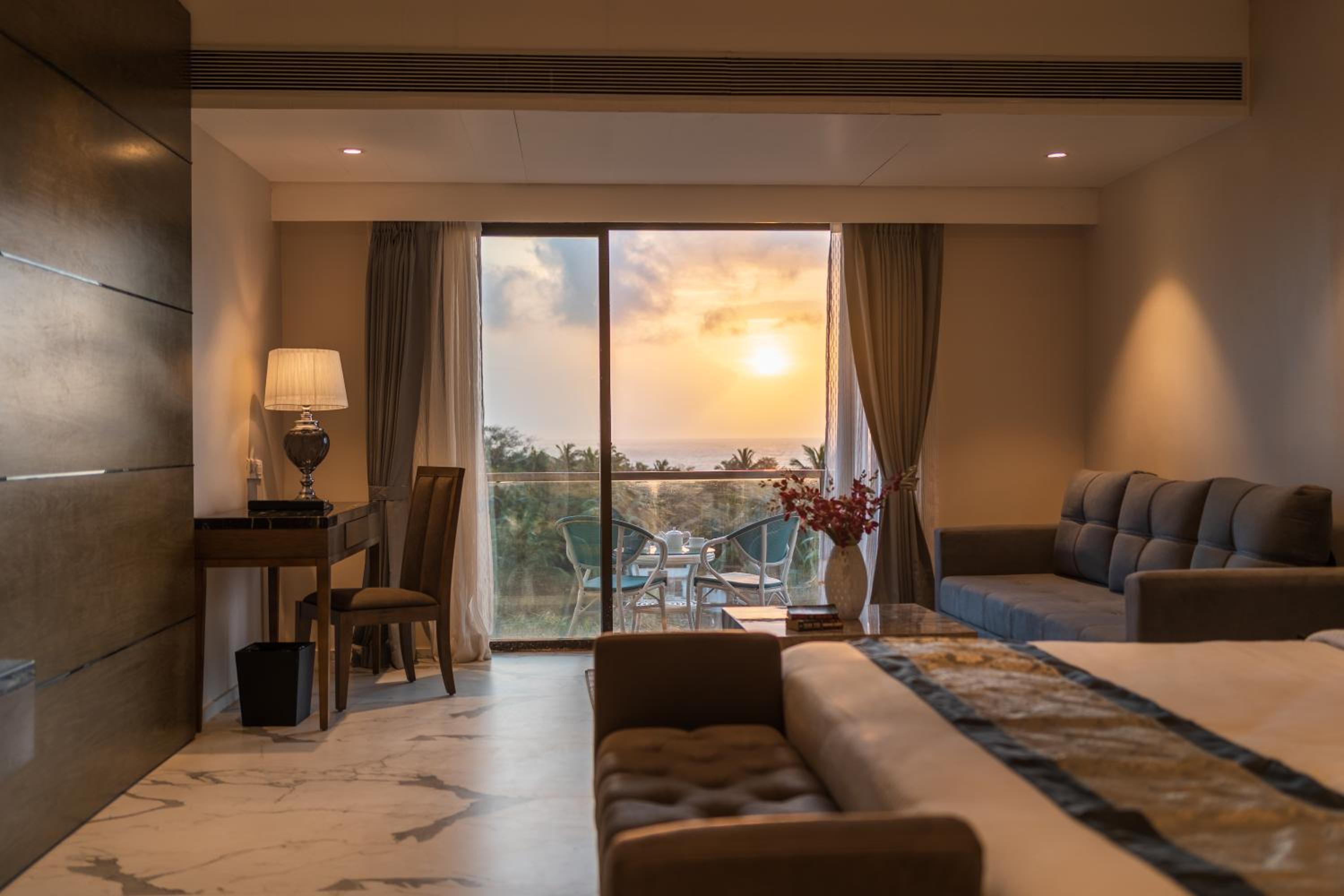 Junior Suite with Balcony - Photo 2