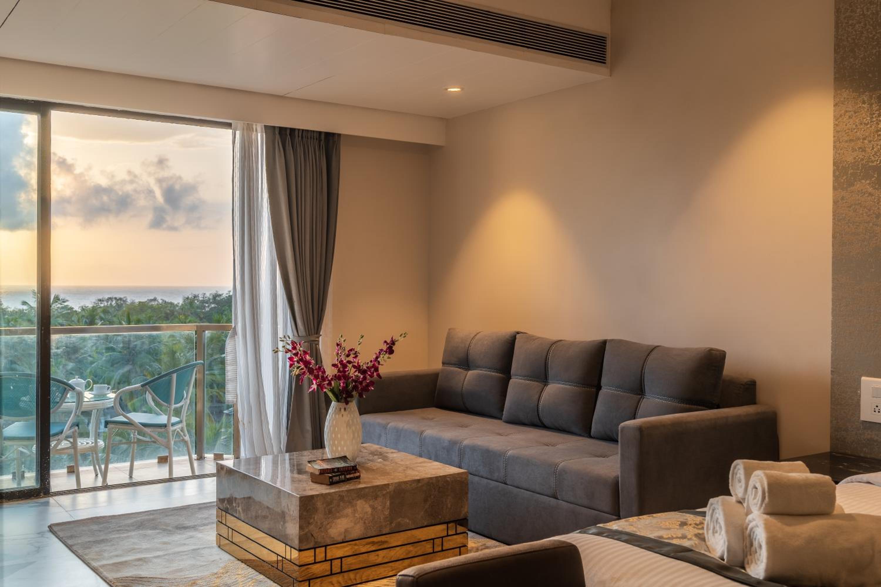 Junior Suite with Balcony - Photo 3
