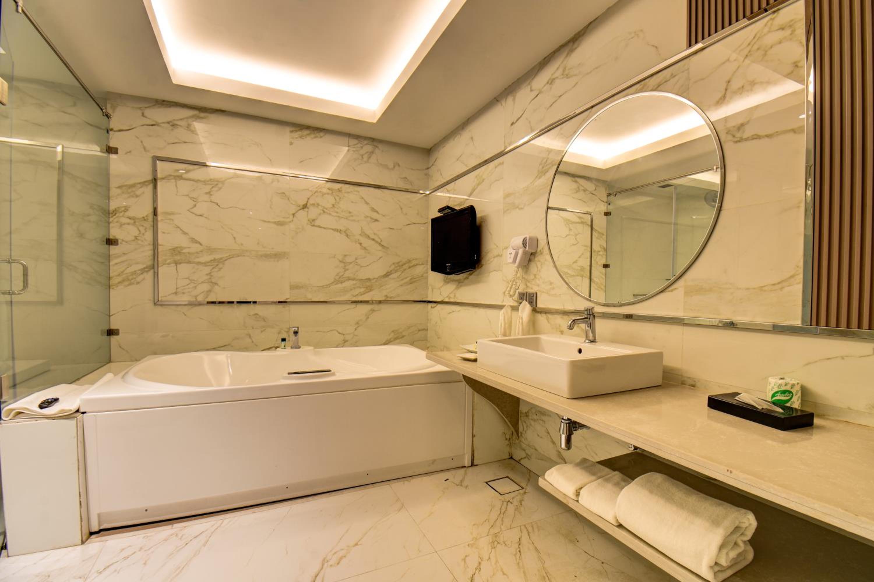 Grand Suite with 15% discount on Spa, Food & Soft Beverage & 25% discount on Salon and 20% on Laundry (Only washing & Ironing) per stay  - Photo 3