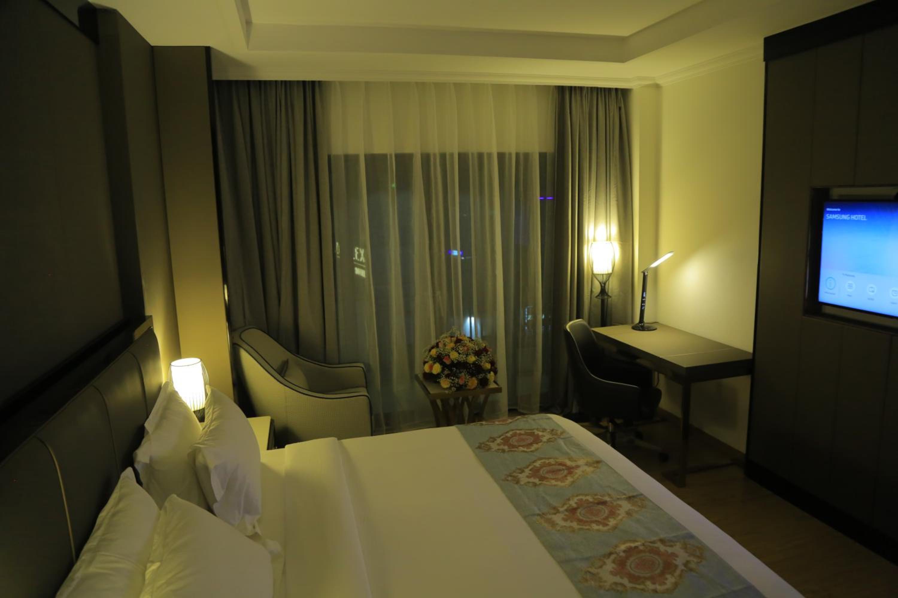 Deluxe King Room - Photo 1