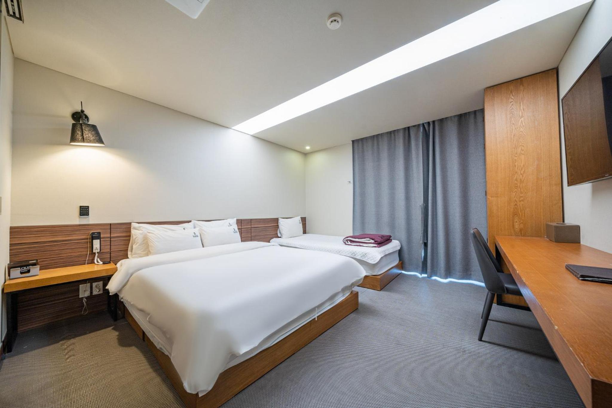 Double or Twin Room with Private Bathroom photo 3