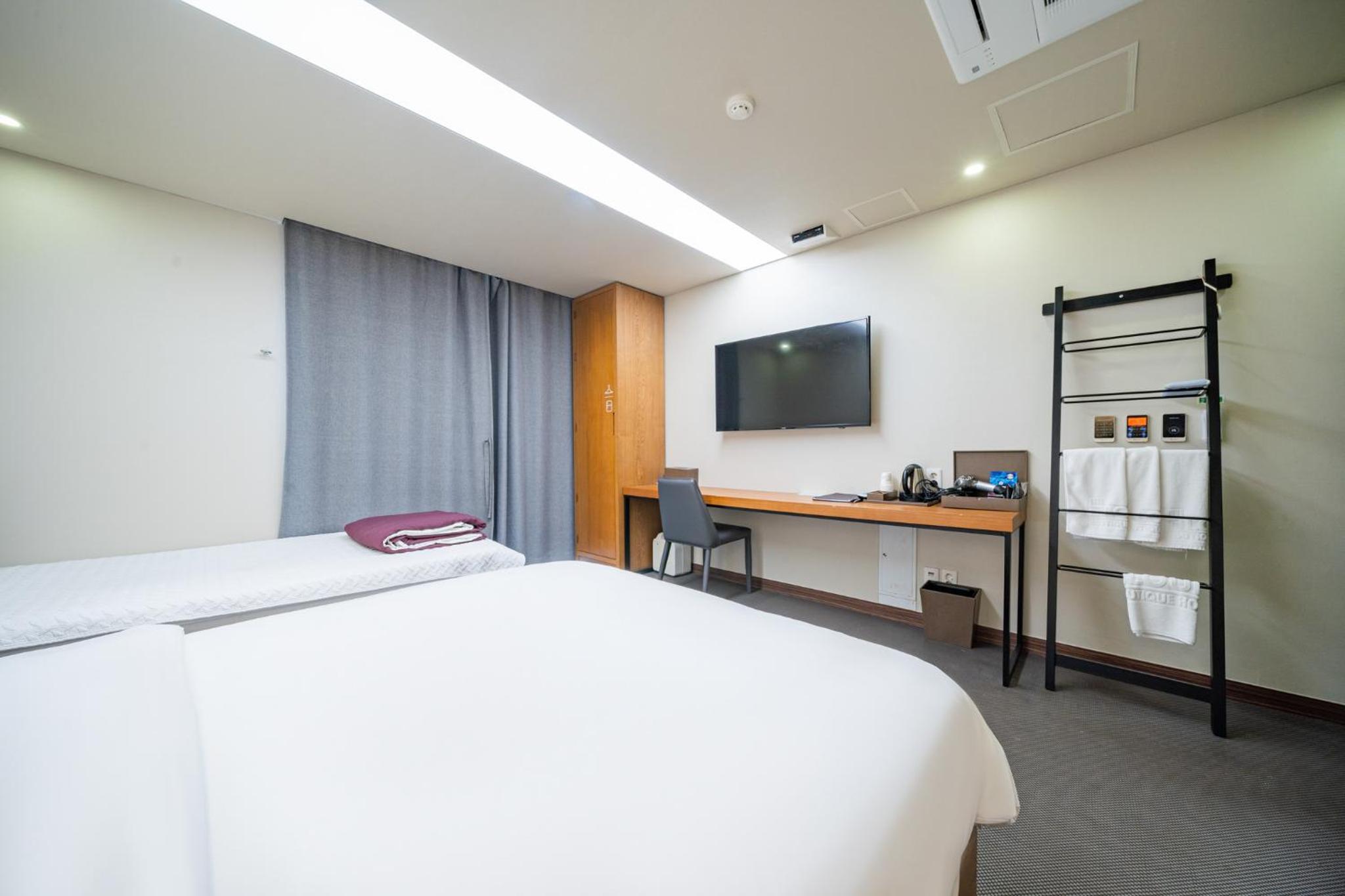 Double or Twin Room with Bathroom photo 2