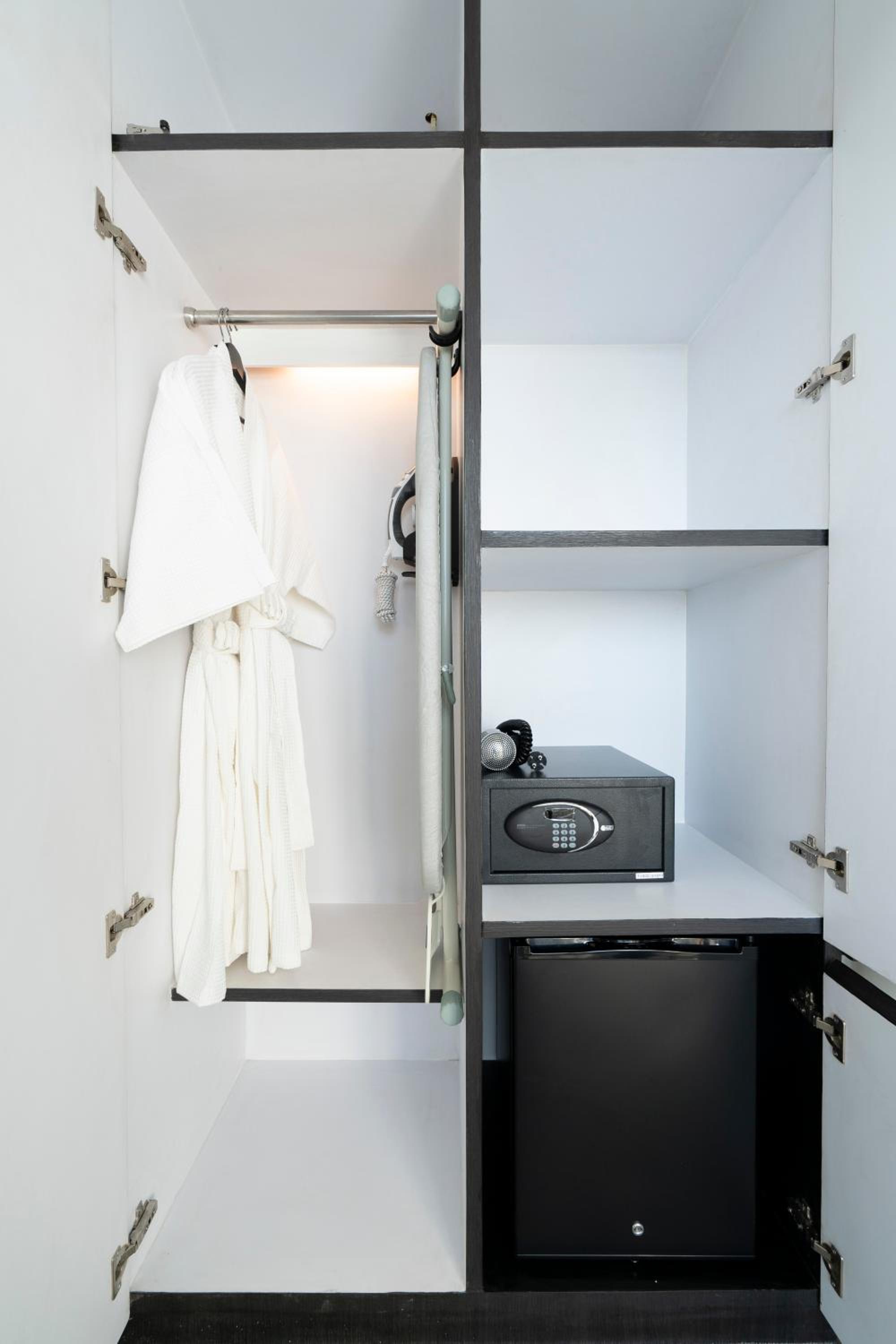 Superior King Room - Non-Smoking - Photo 4