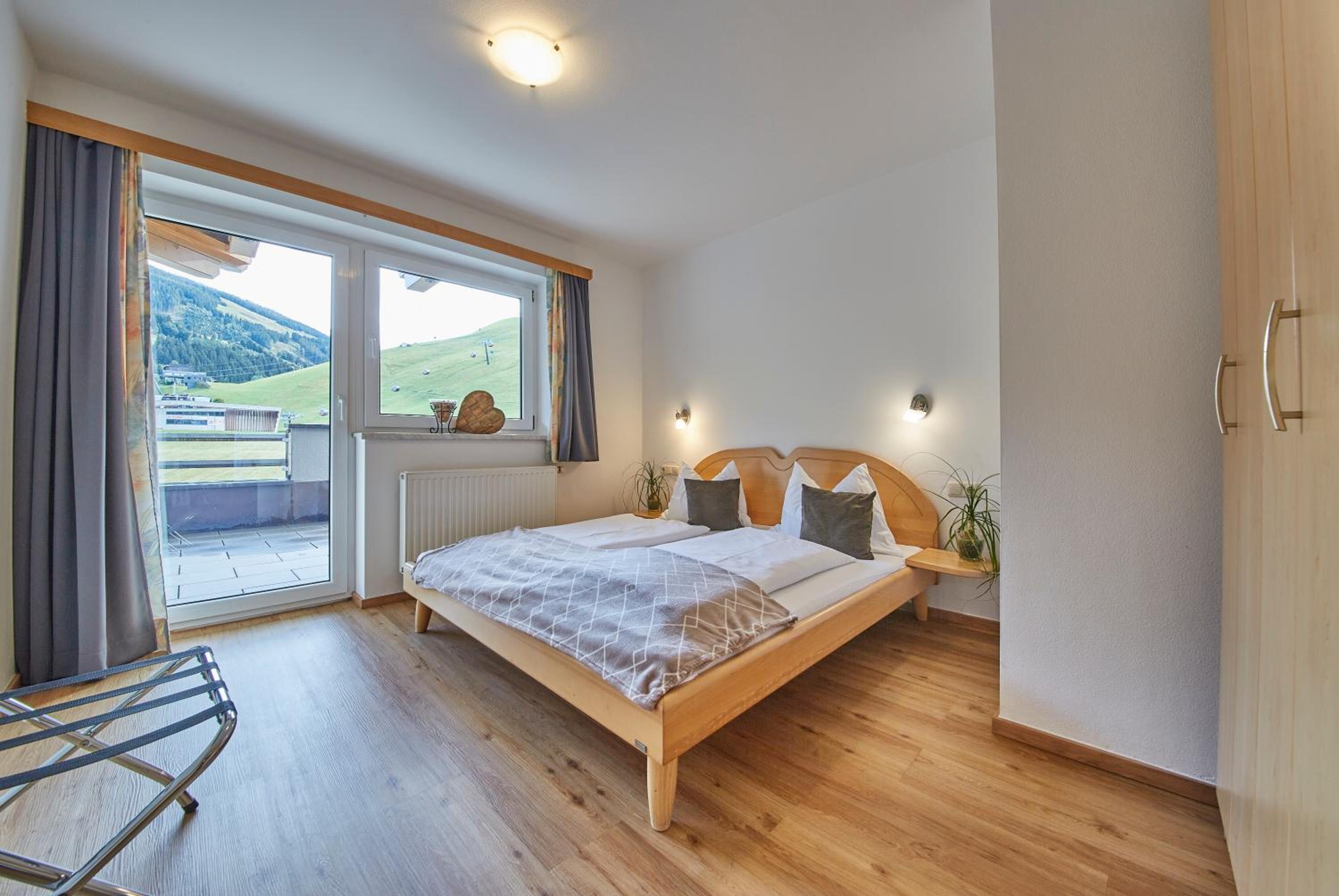 Apartment with Mountain View