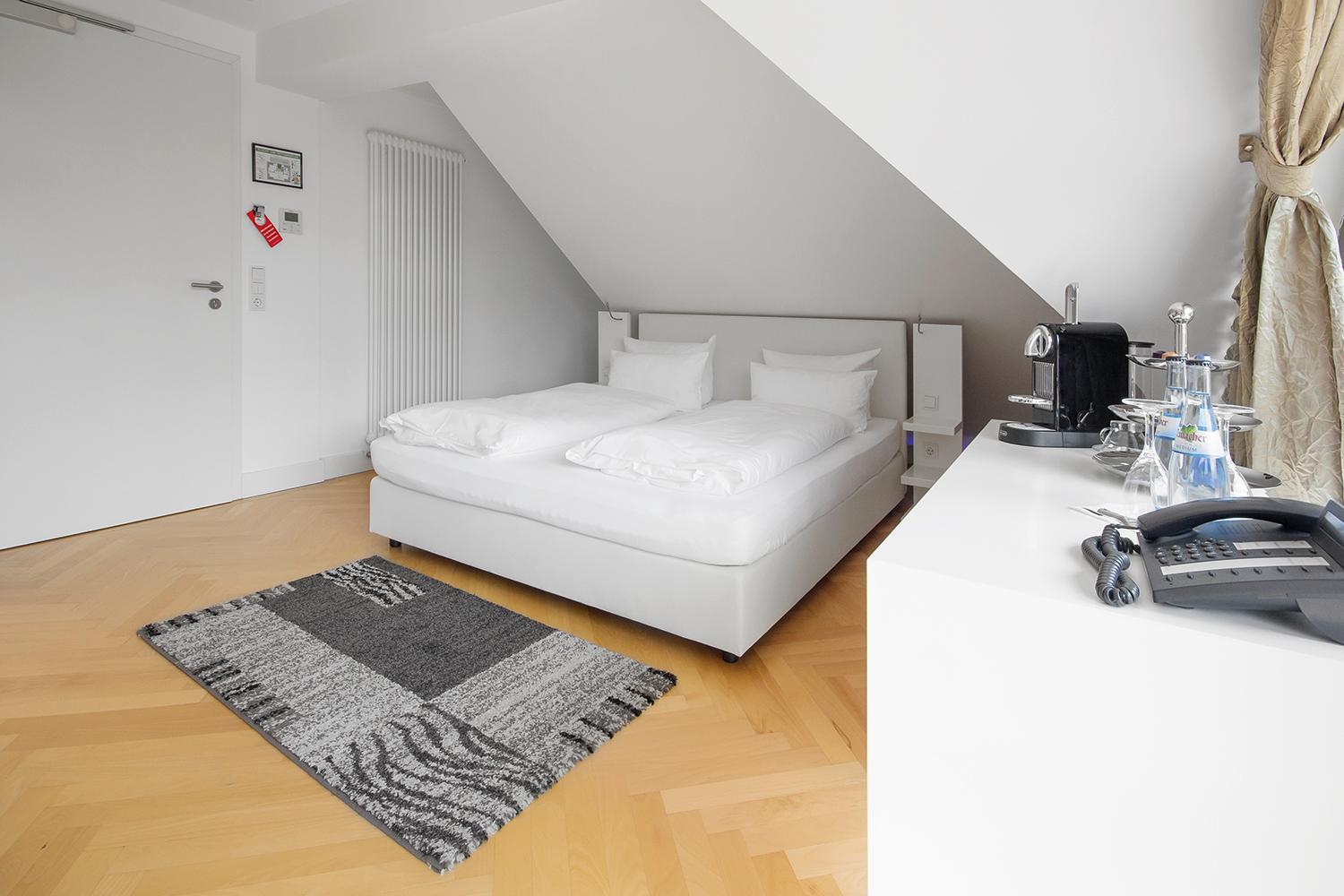 Deluxe Double Room with Side Sea View - Photo 6