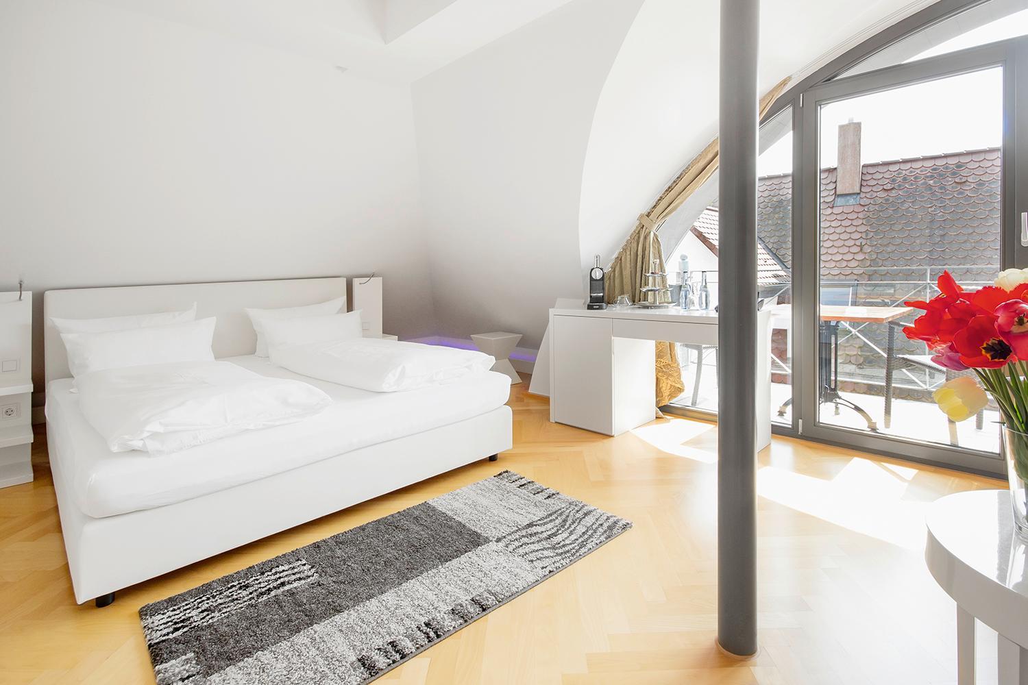 Deluxe Double Room with Side Sea View - Photo 2