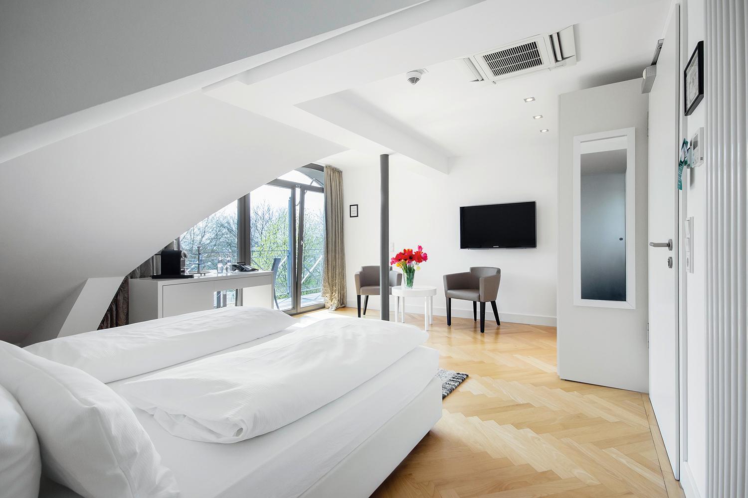 Deluxe Double Room with Side Sea View - Photo 1