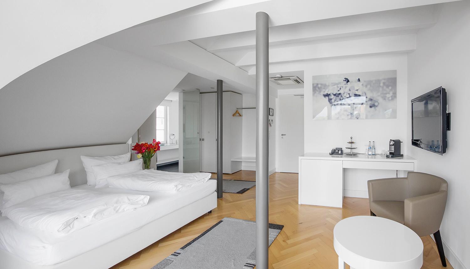 Junior Suite with Balcony - Photo 3