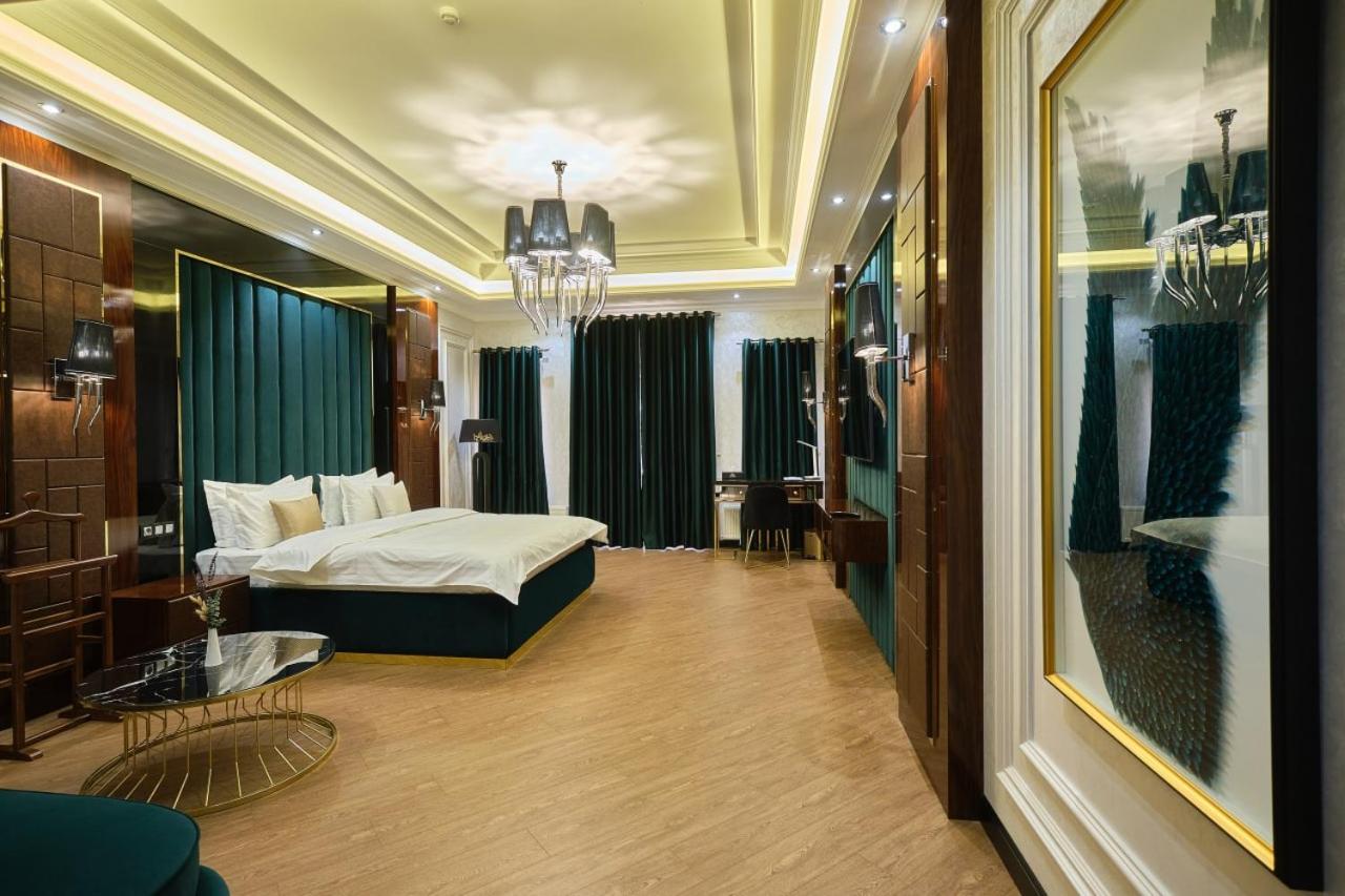 Suite - Photo 1