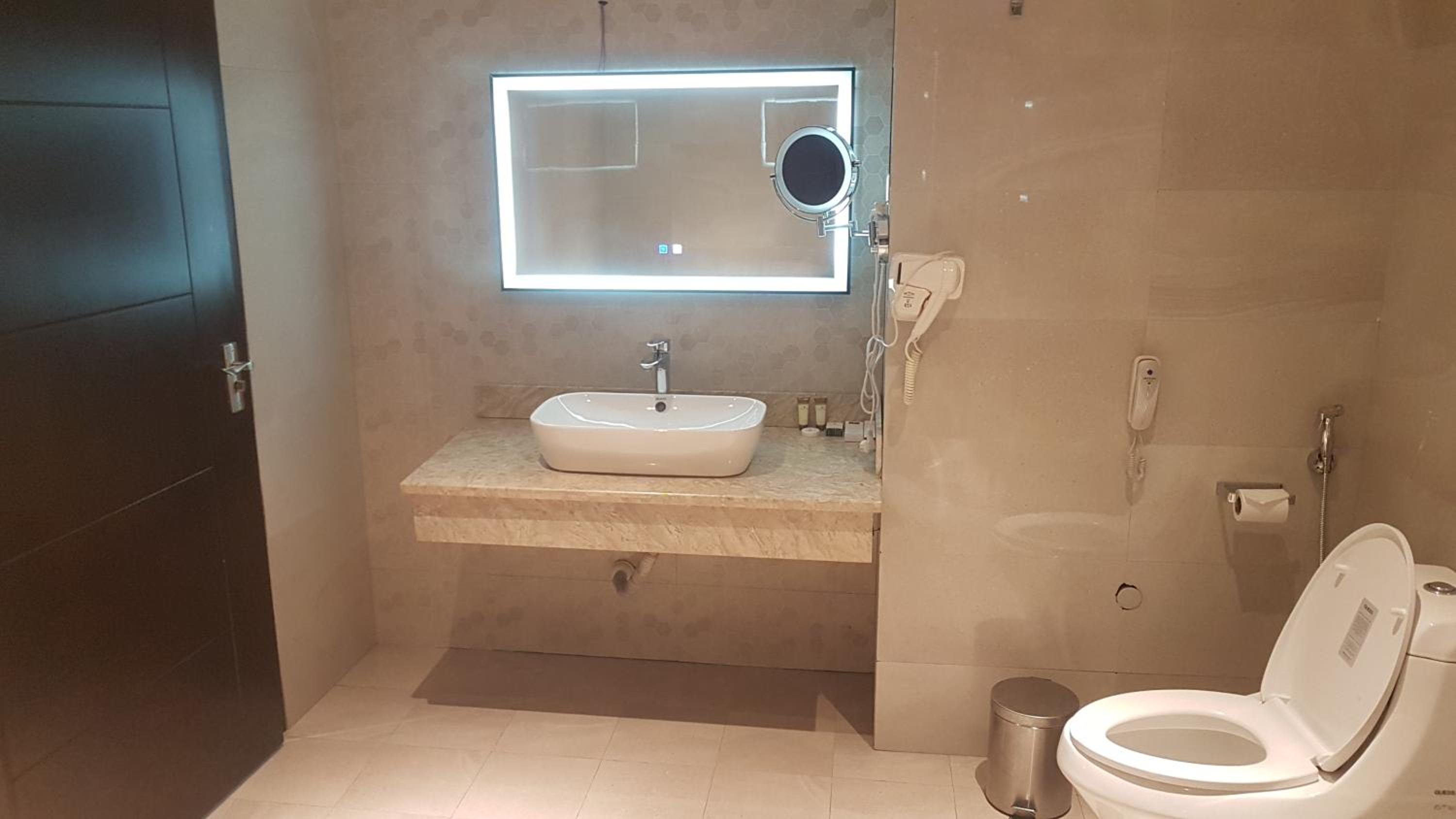 Executive Suite - Photo 2