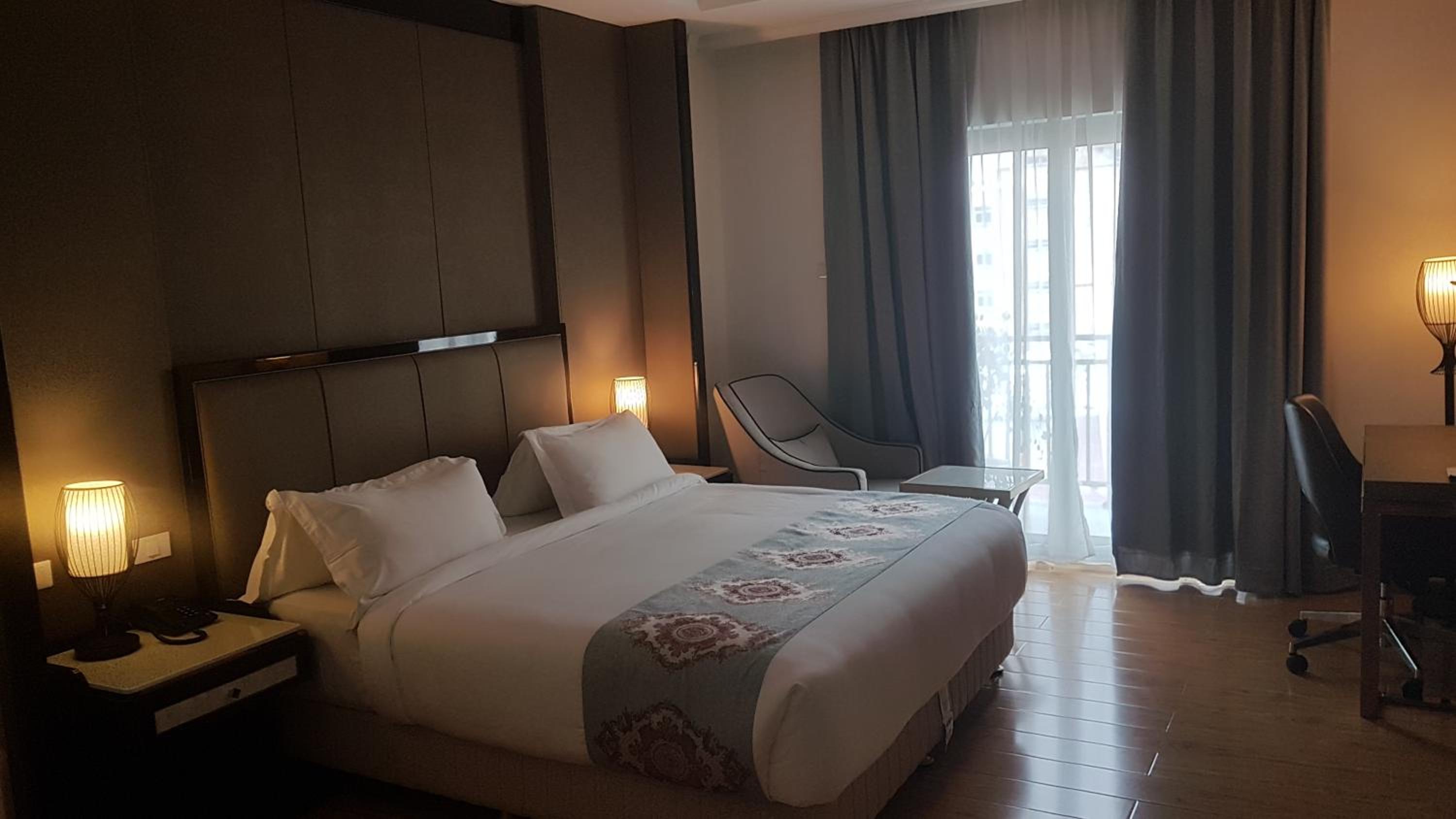 Deluxe King Room - Photo 2