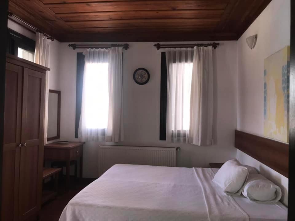 Double Room with Pool View - Photo 12