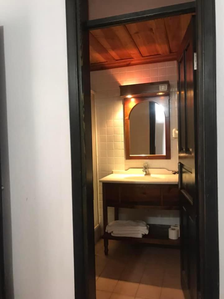 Double Room with Pool View - Photo 11