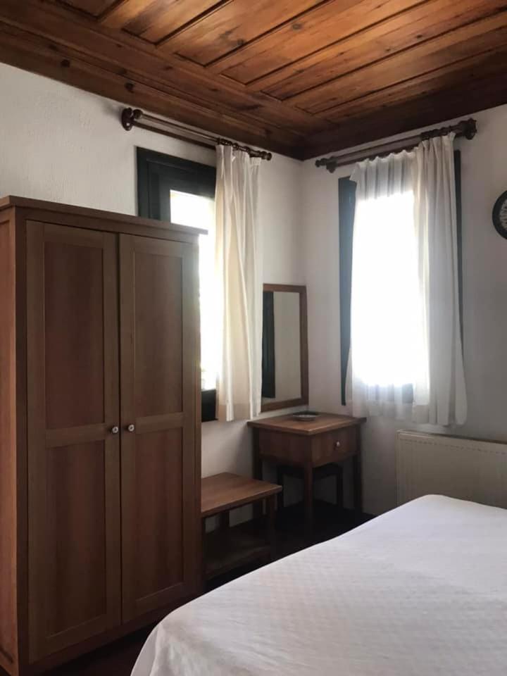 Double Room with Pool View - Photo 9