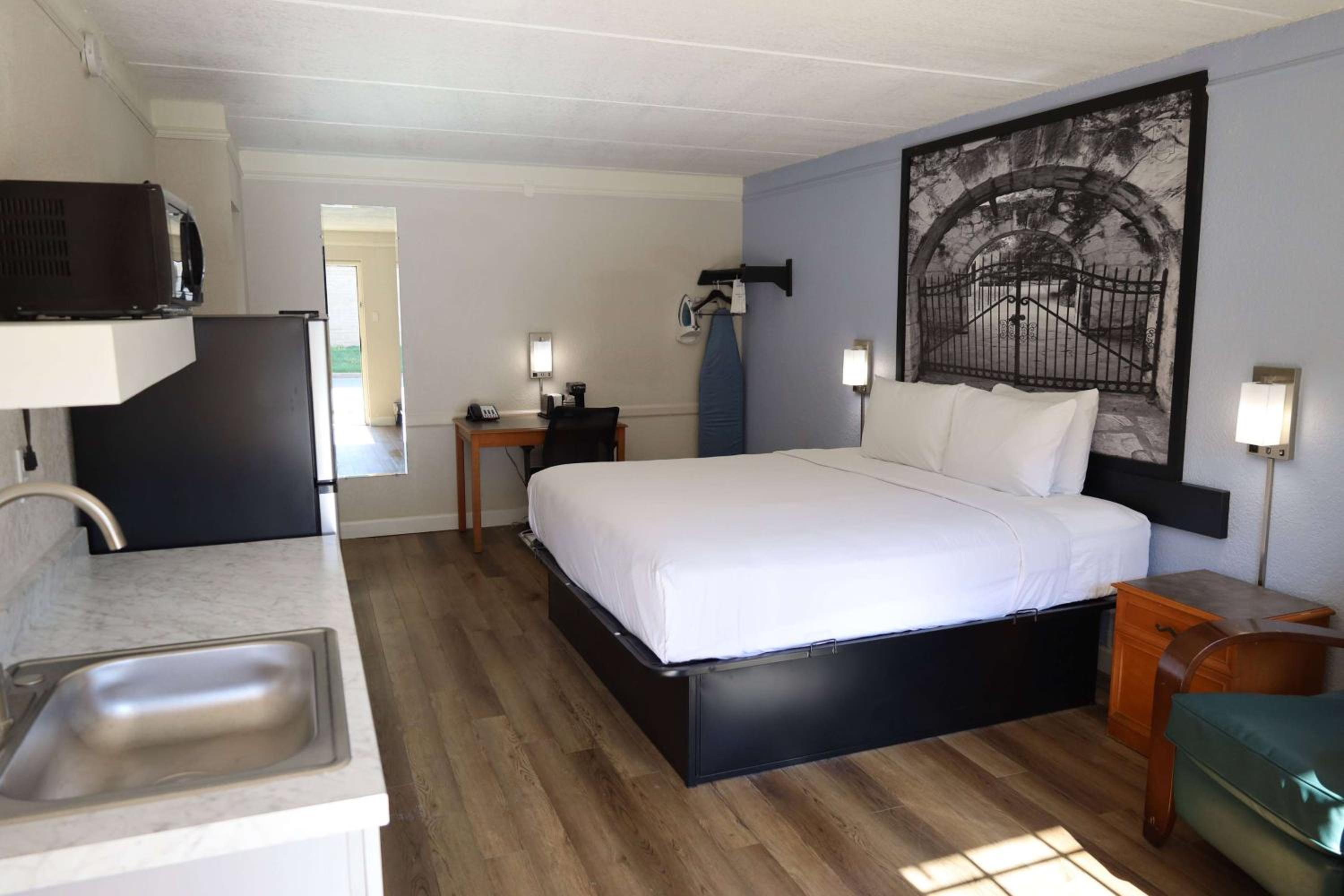 King Room - Non-Smoking - Photo 1
