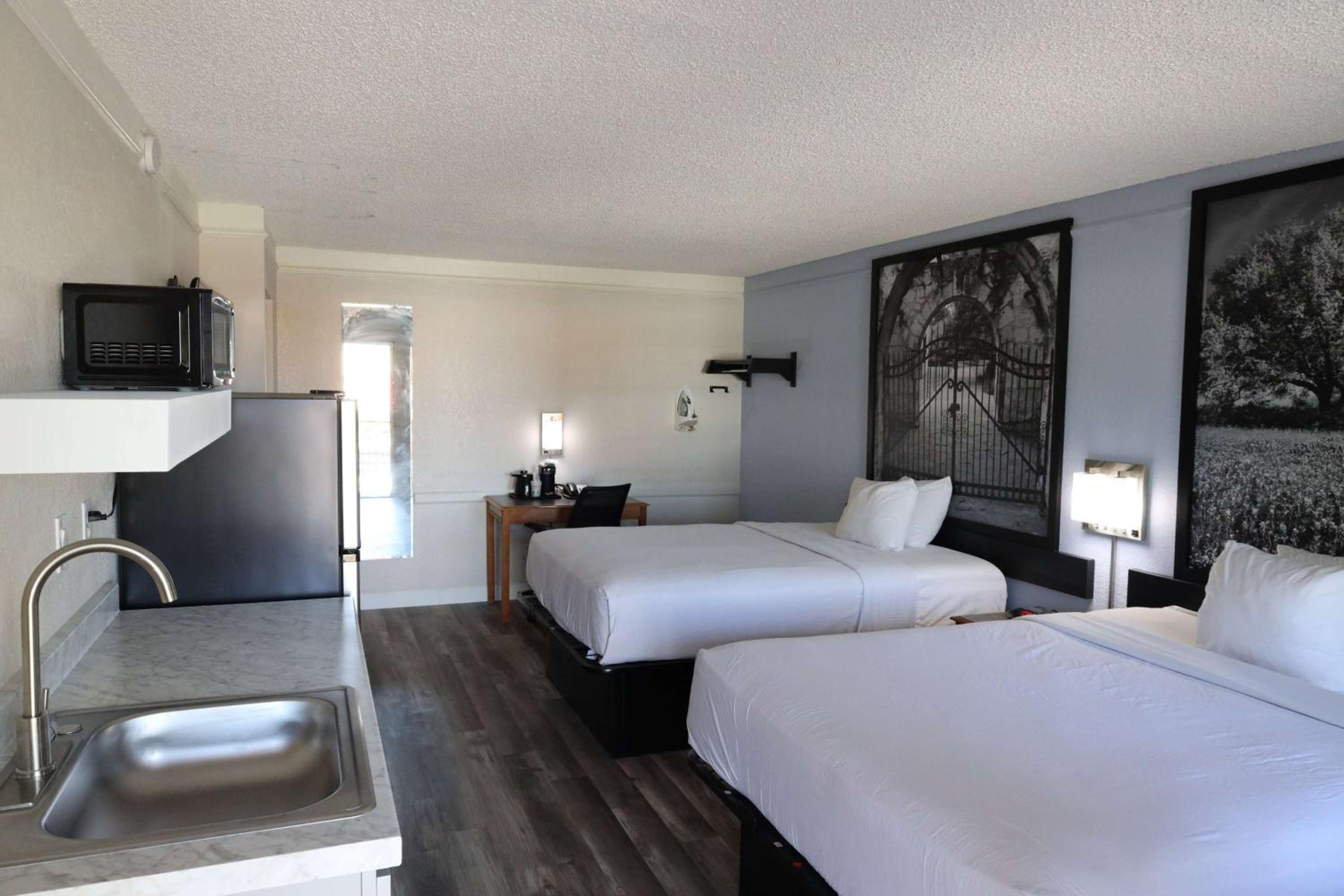 Studio with Two Queen Beds - Non-Smoking - Photo 1