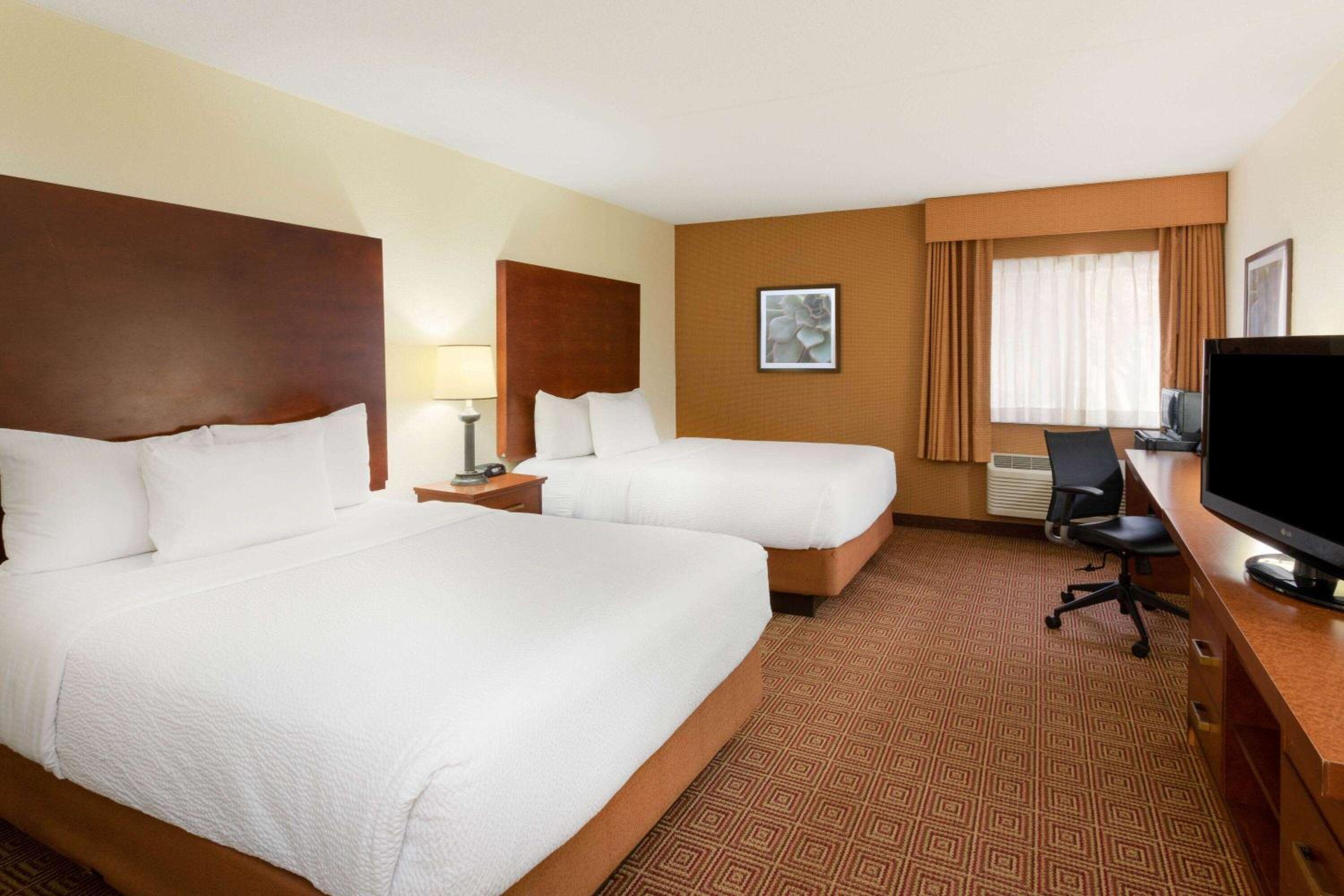 Double Room with Two Double Beds - Photo 4