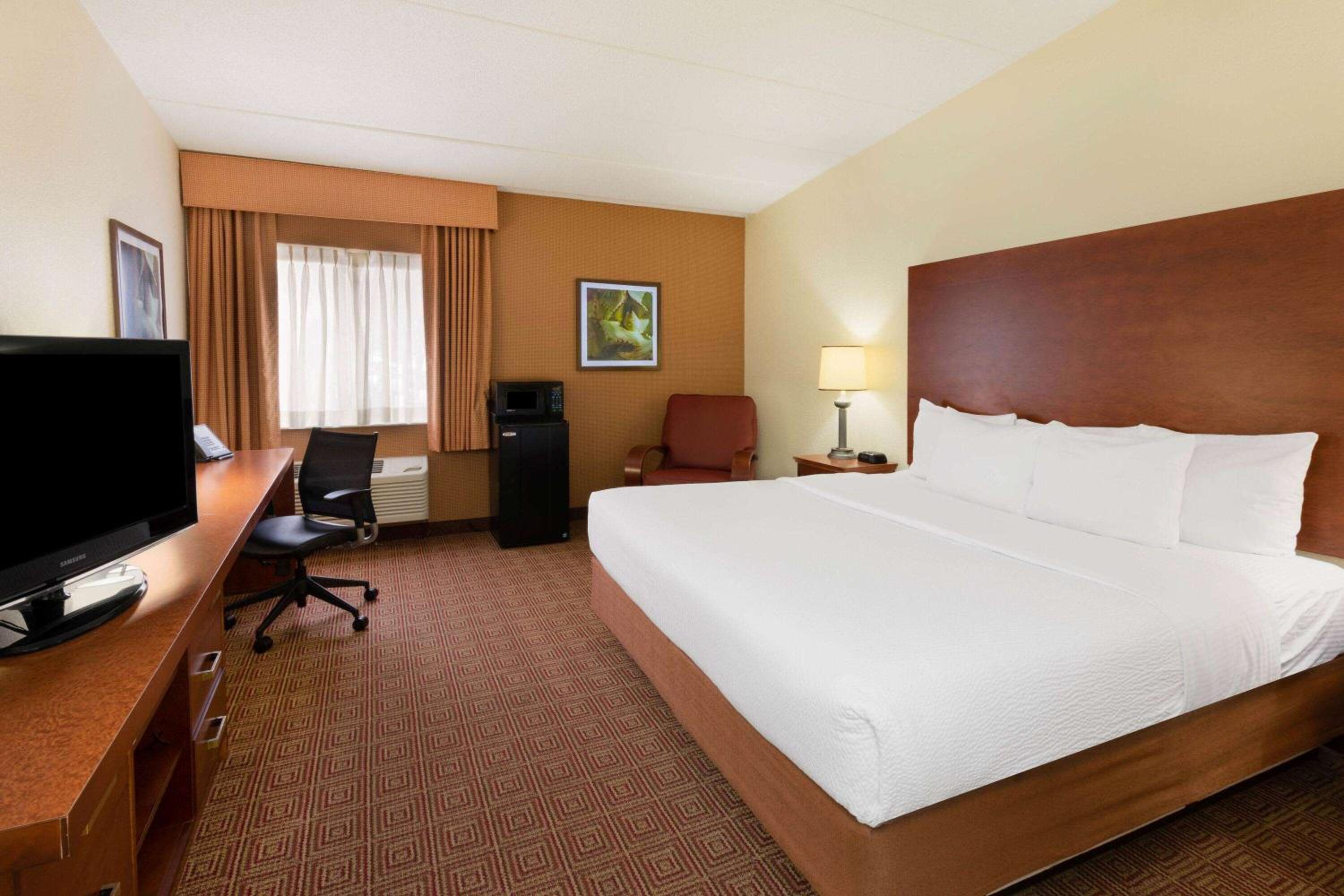 Deluxe King Room - Non-Smoking - Photo 3