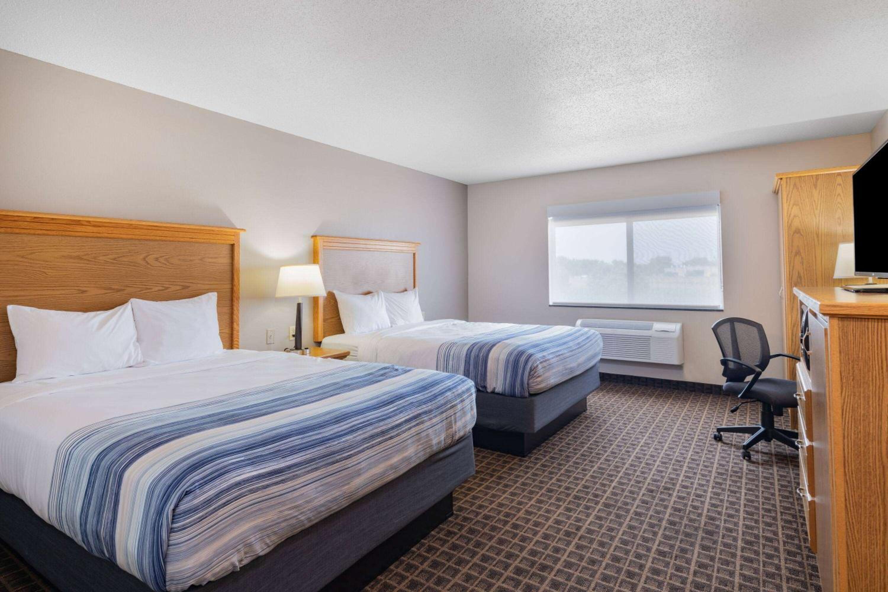 Queen Room with Two Queen Beds - Non-Smoking - Photo 2