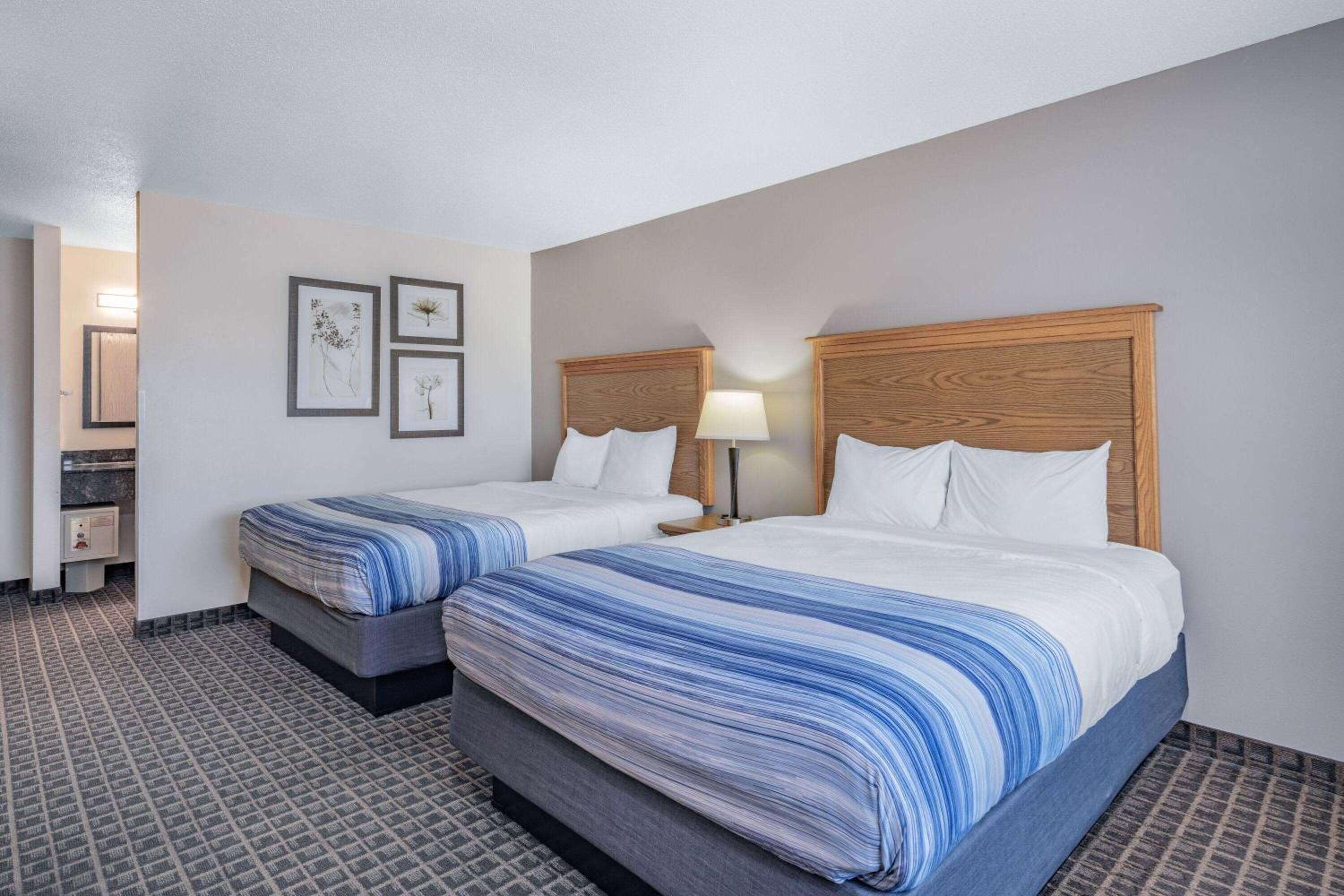 Queen Room with Two Queen Beds - Non-Smoking - Photo 1