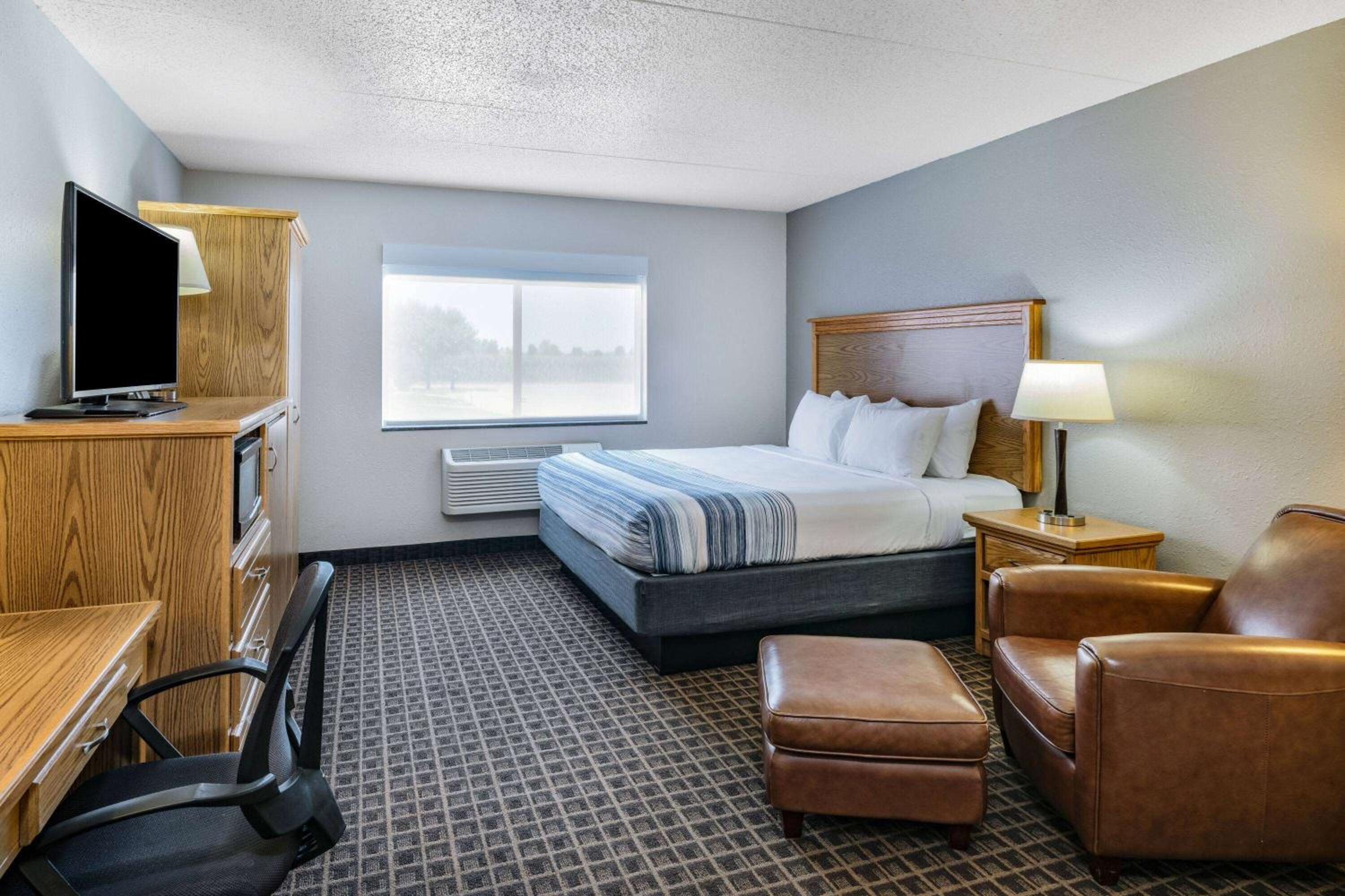 King Room with One King Bed and Roll-In Shower - Mobility Accessible - NonSmoking - Photo 4