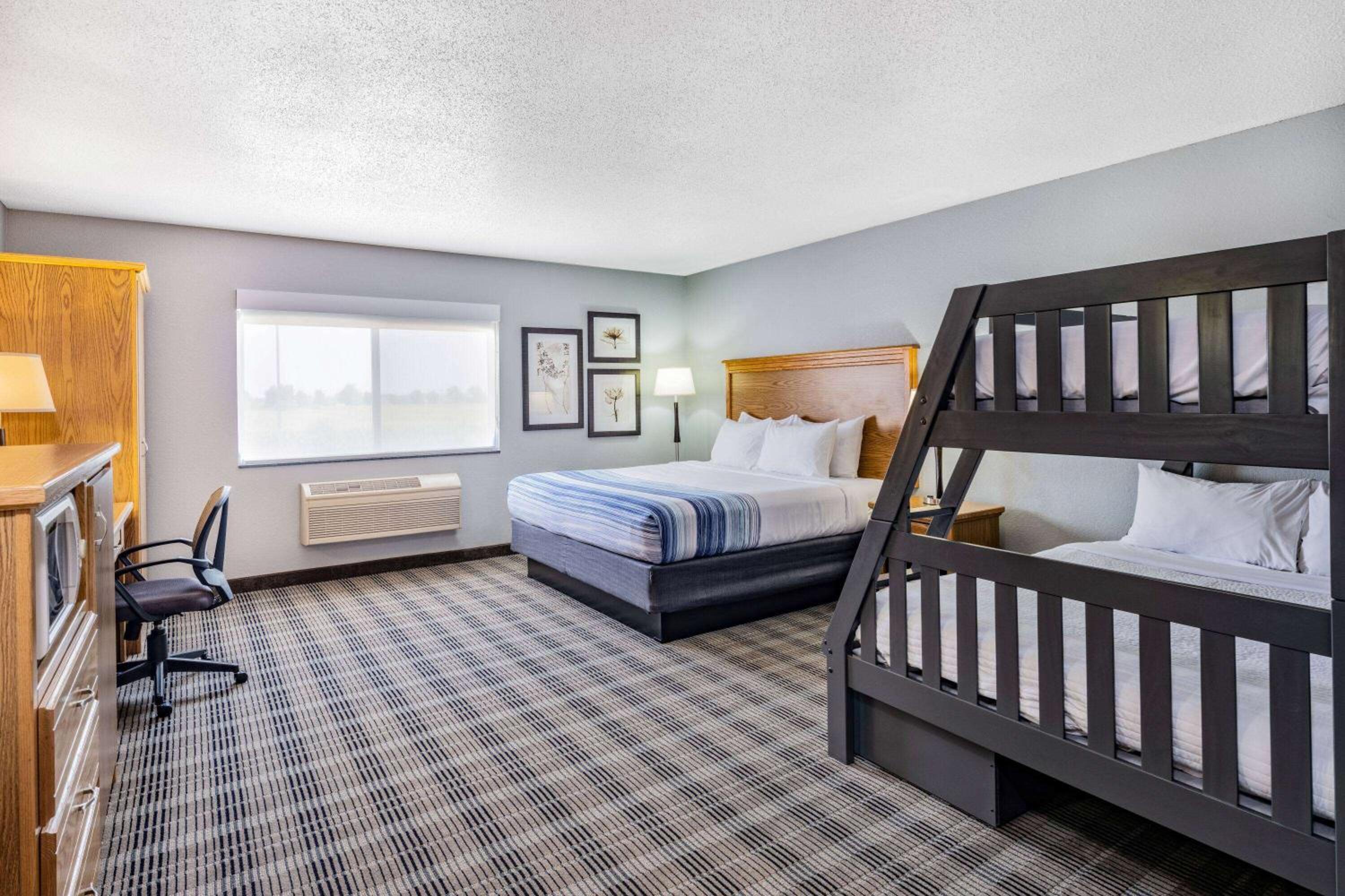 1 King Bed, Bunk Beds, Suite, Non-Smoking - Photo 1