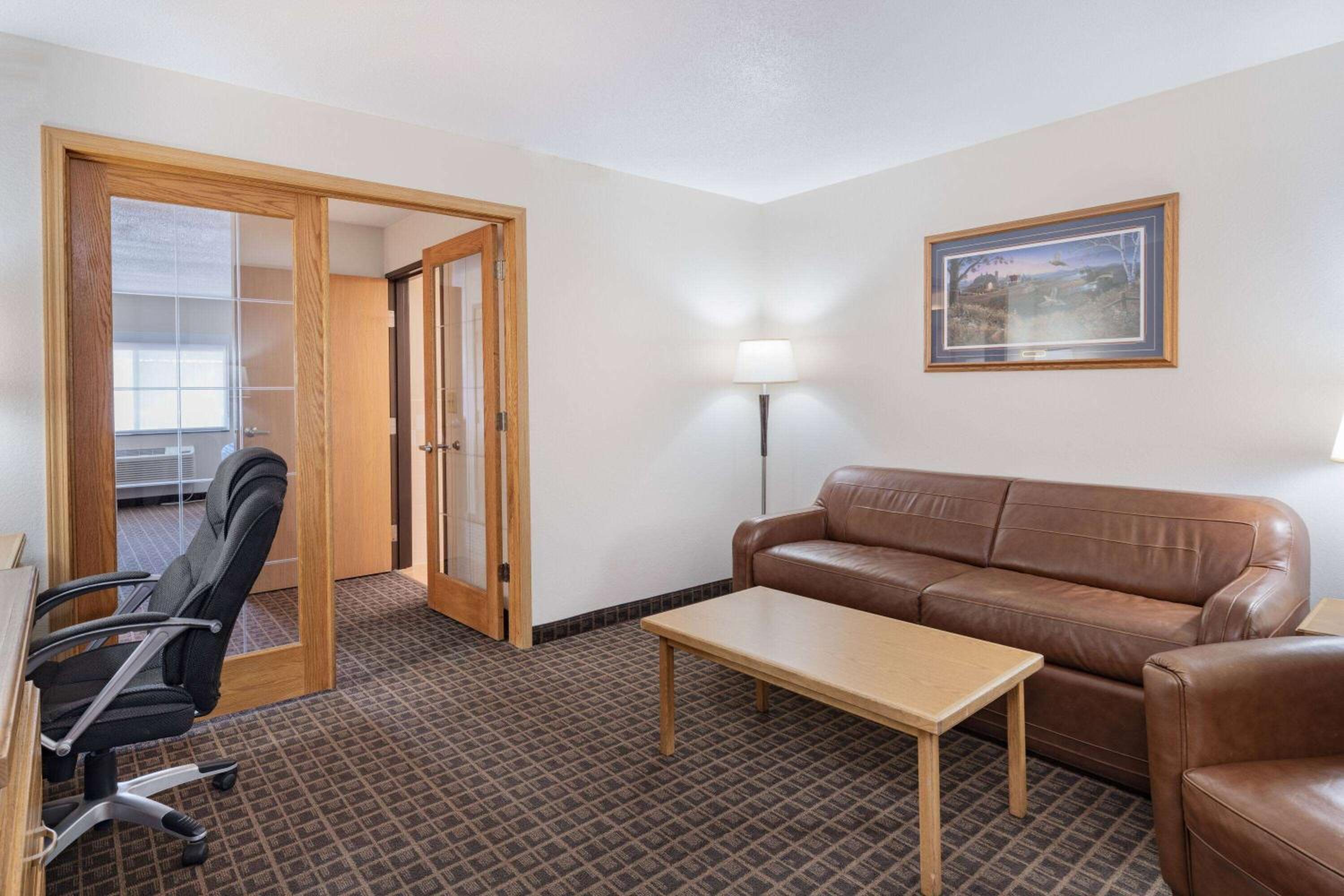 Deluxe Queen Suite - Non-Smoking - Photo 7