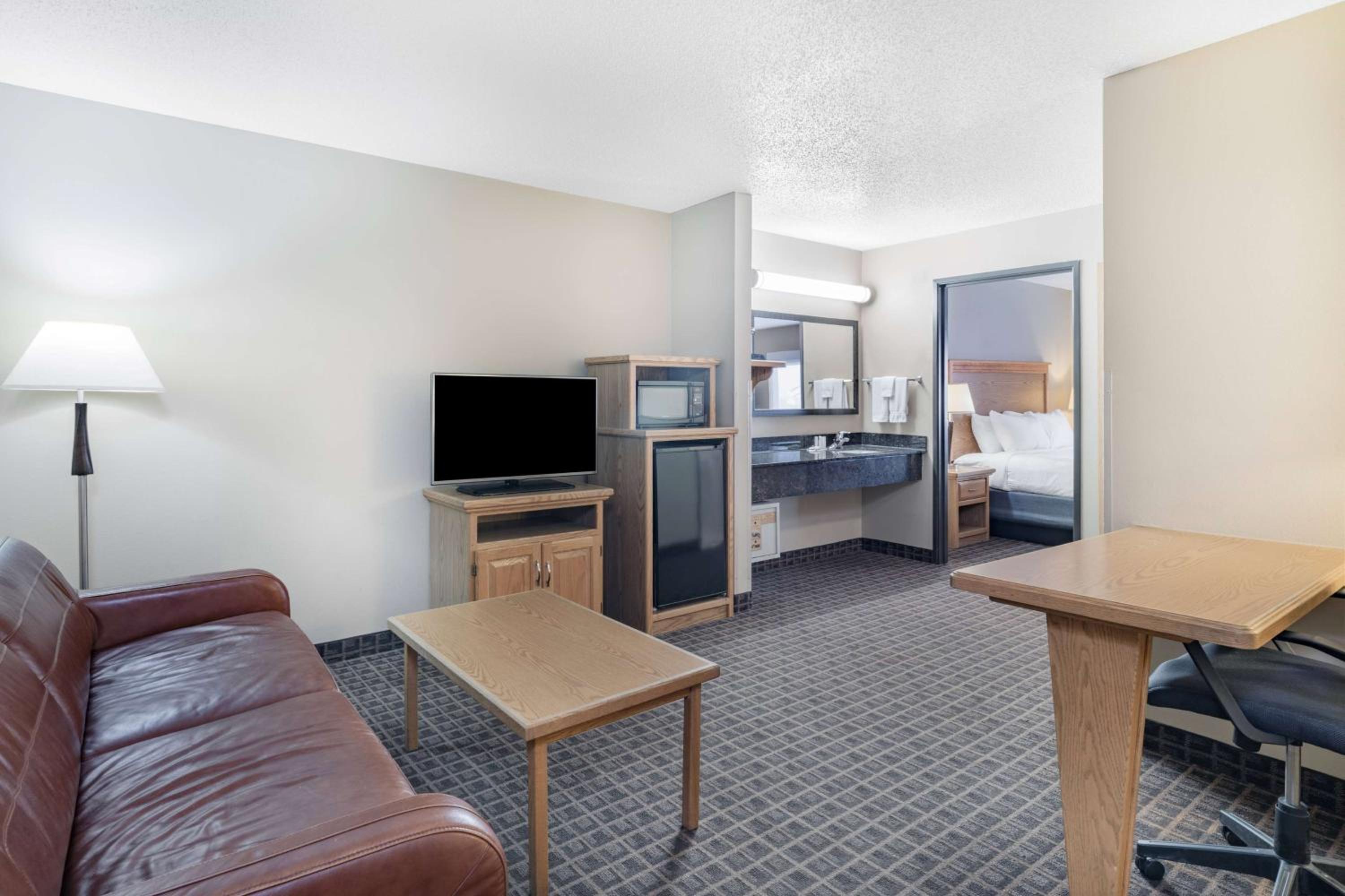 Deluxe King Suite - Non-Smoking