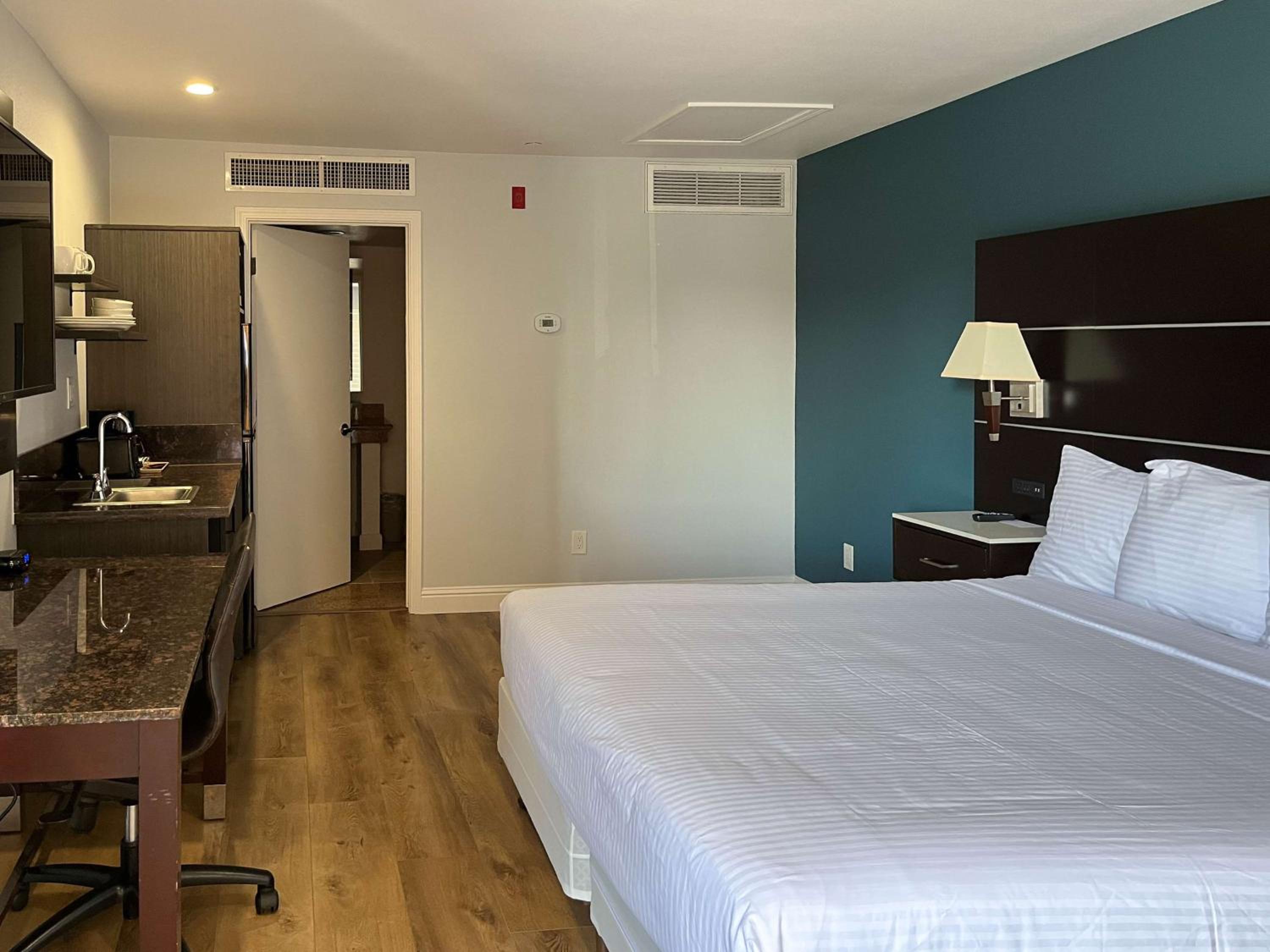 King Room with Roll-in Shower - Disability Access - Non-Smoking - Photo 4