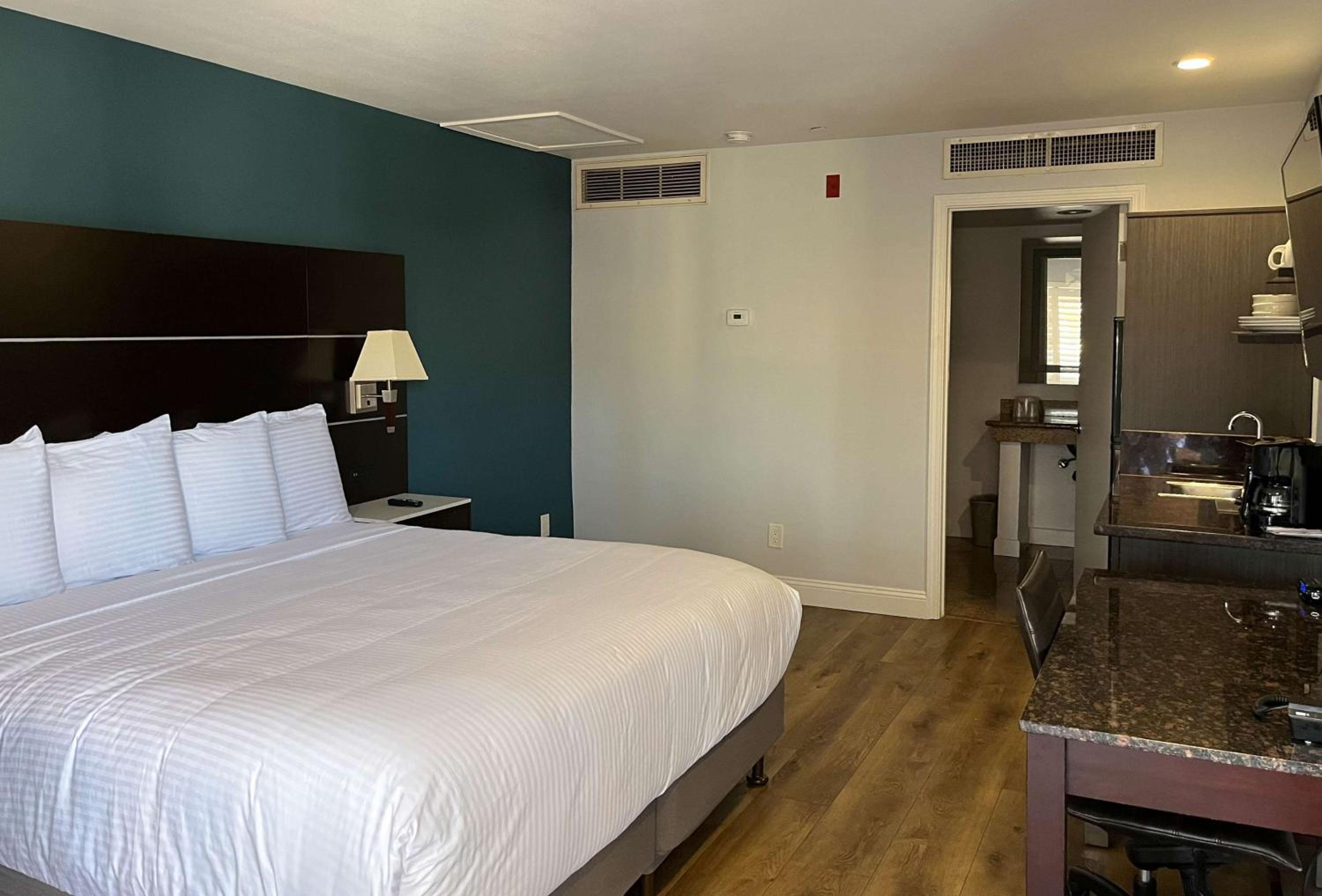 King Room with Roll-in Shower - Disability Access - Non-Smoking - Photo 3