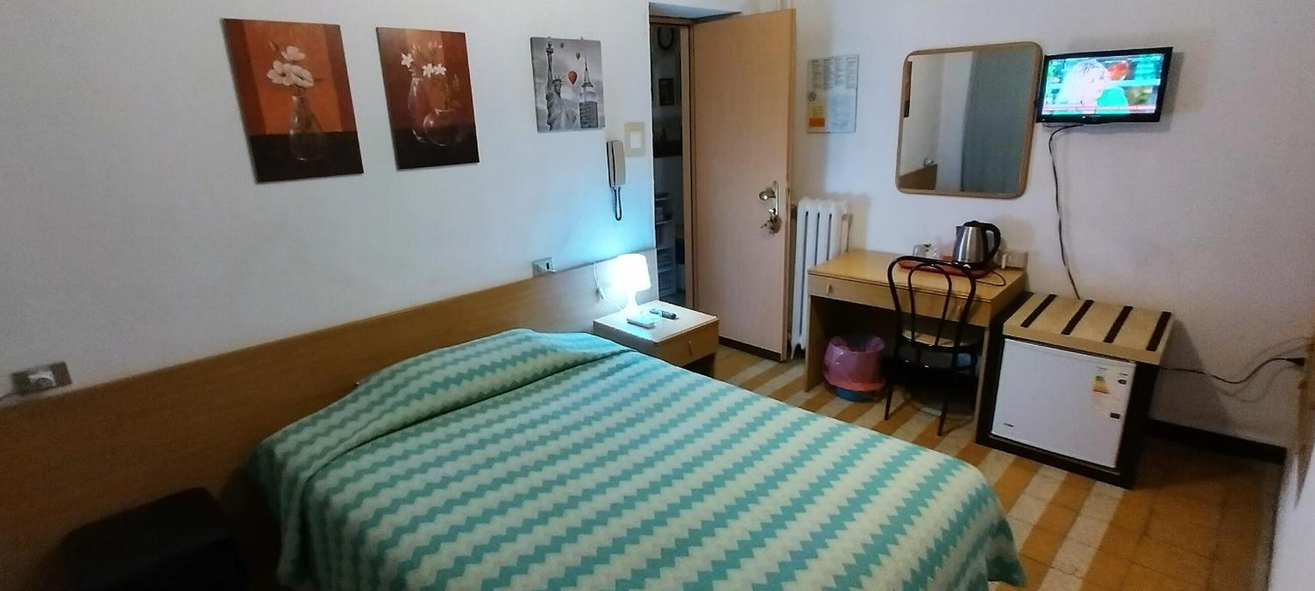 Single Room with Private Bathroom photo 3