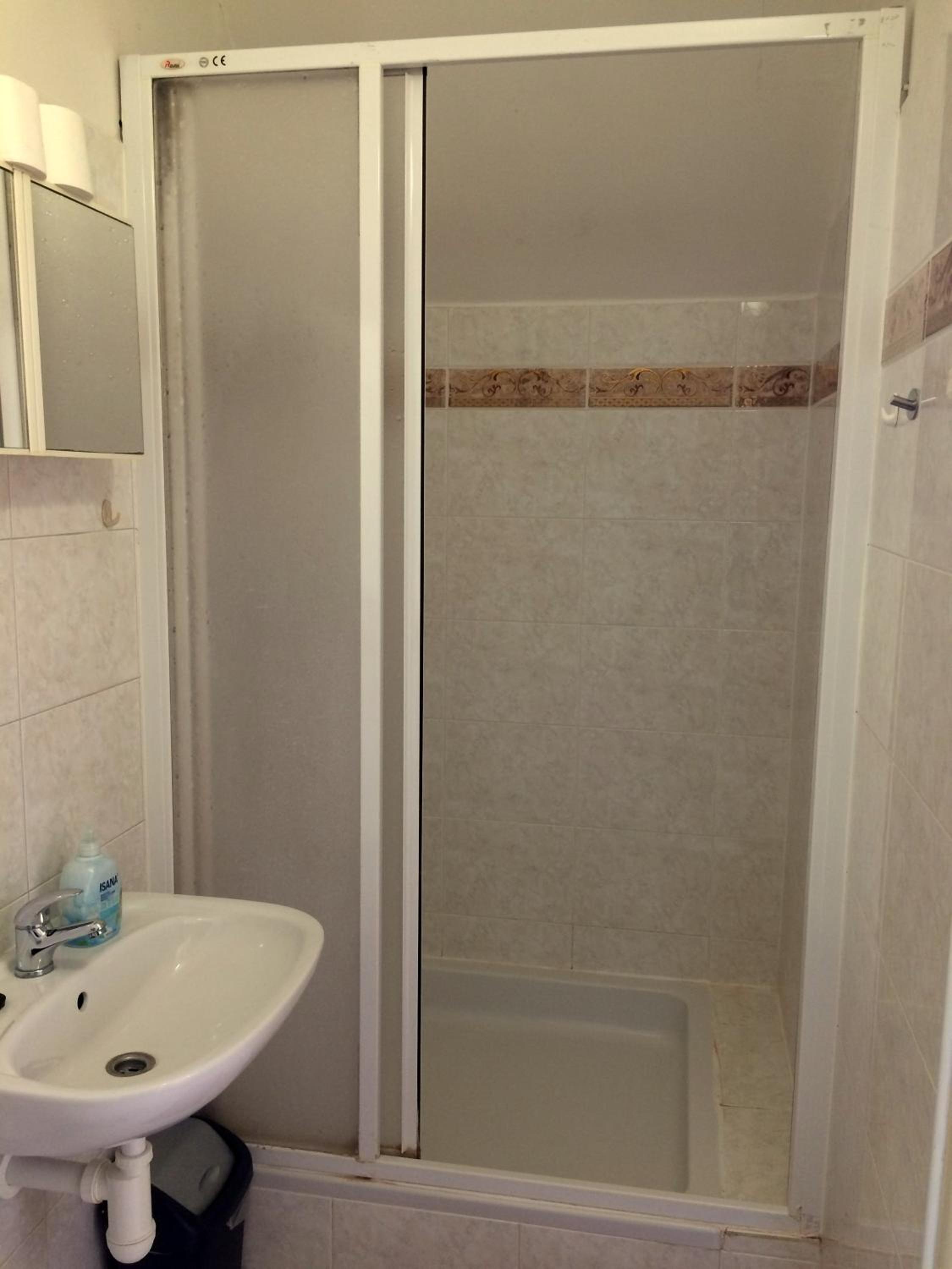 Single Room with Bathroom photo 2