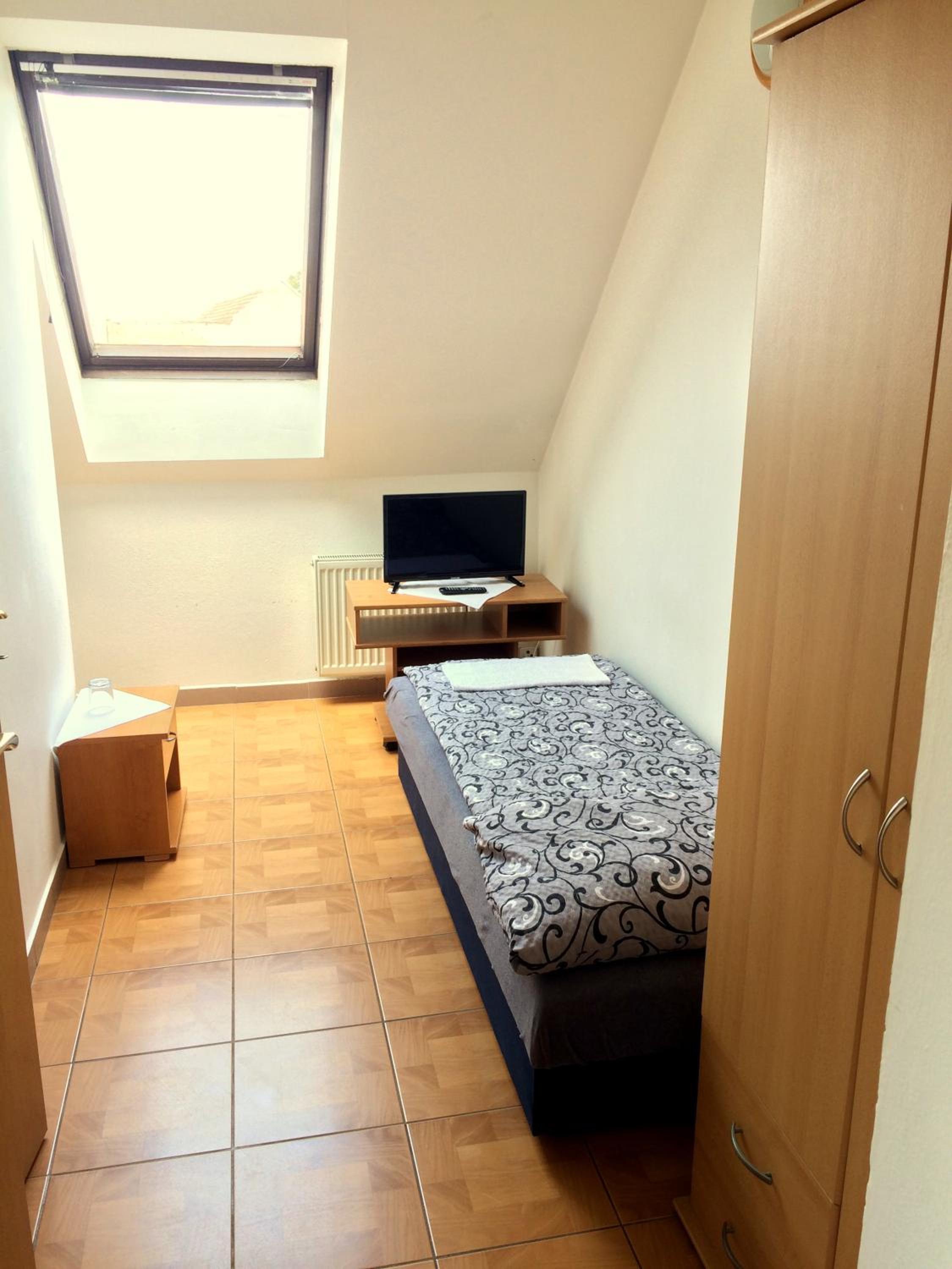 Single Room with Bathroom photo 1