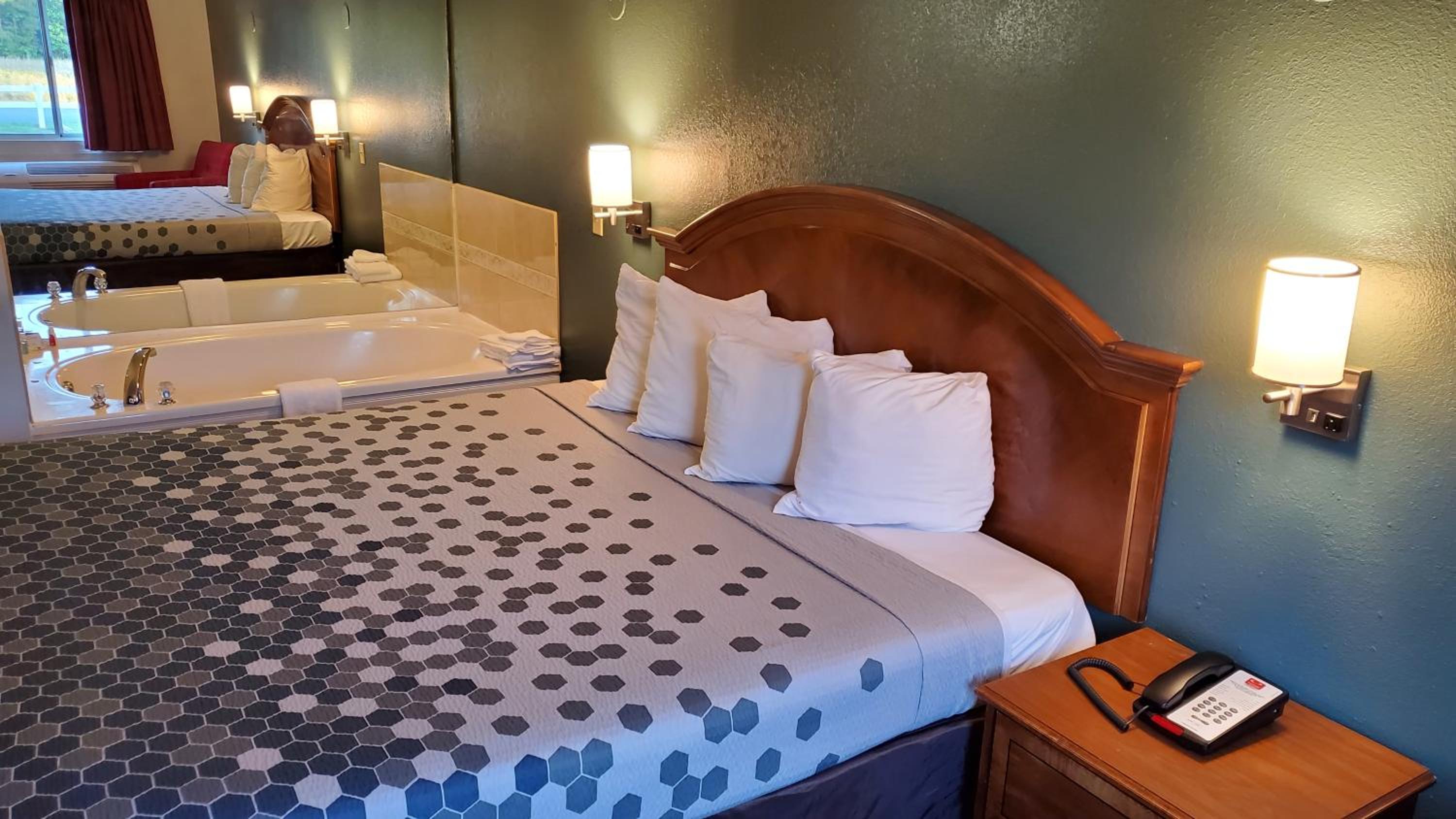 Suite with Hot Tub photo 1