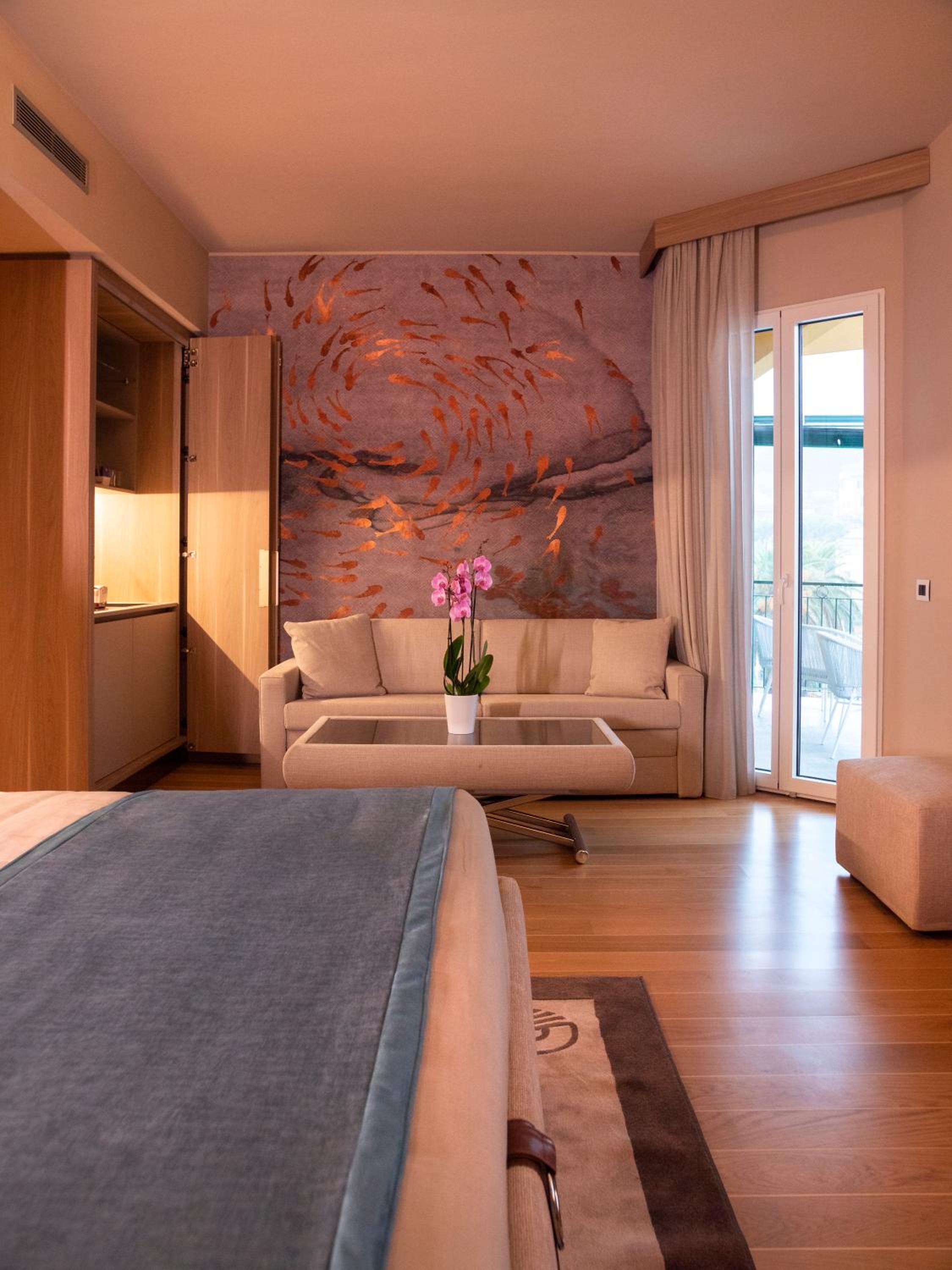 Junior Suite with Balcony - Photo 1