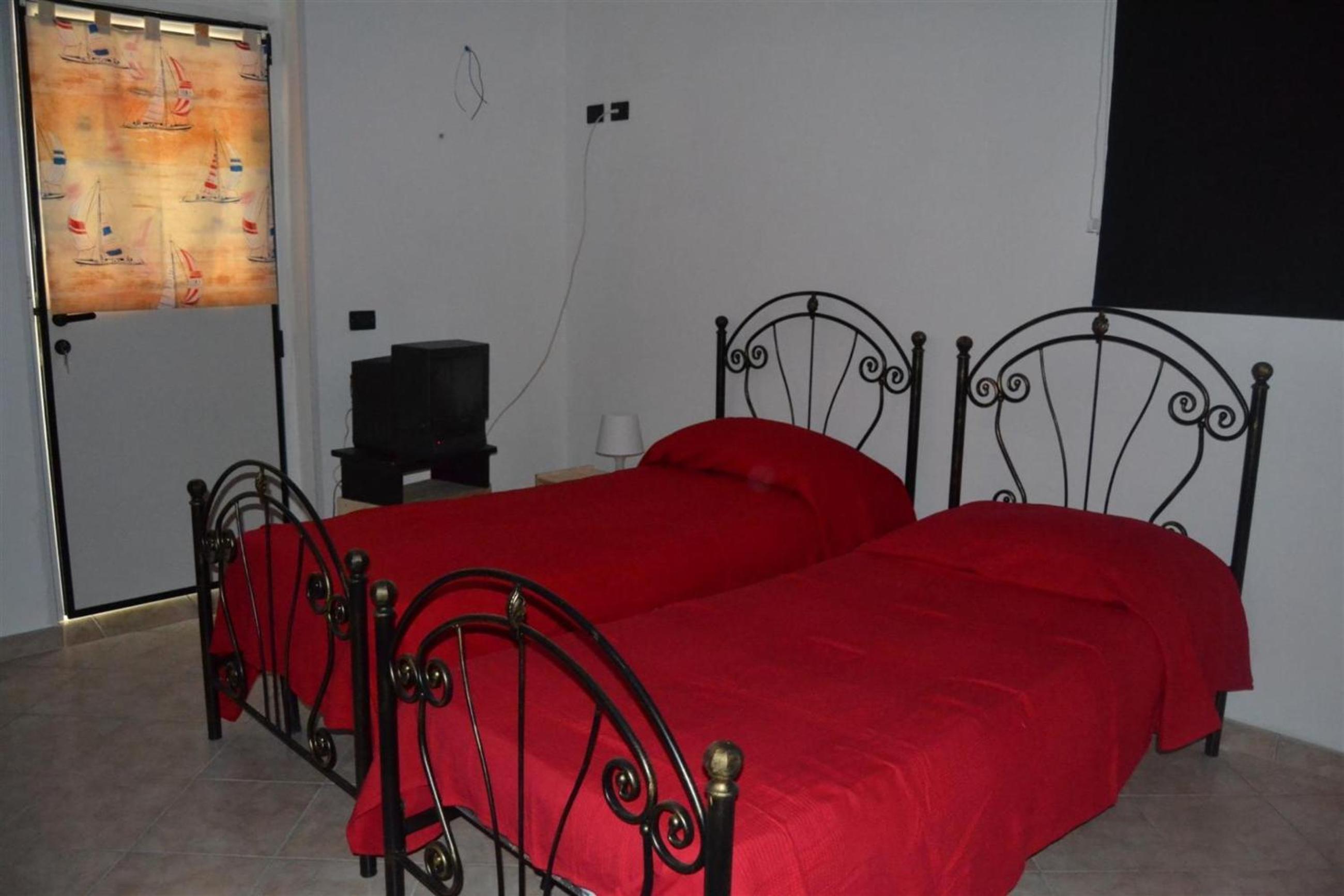 Twin Room with Bathroom - Photo 1