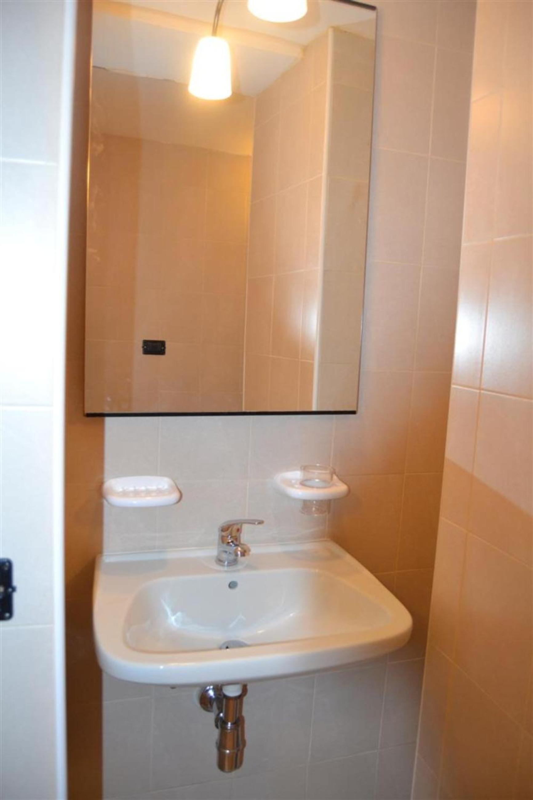 Twin Room with Bathroom - Photo 4