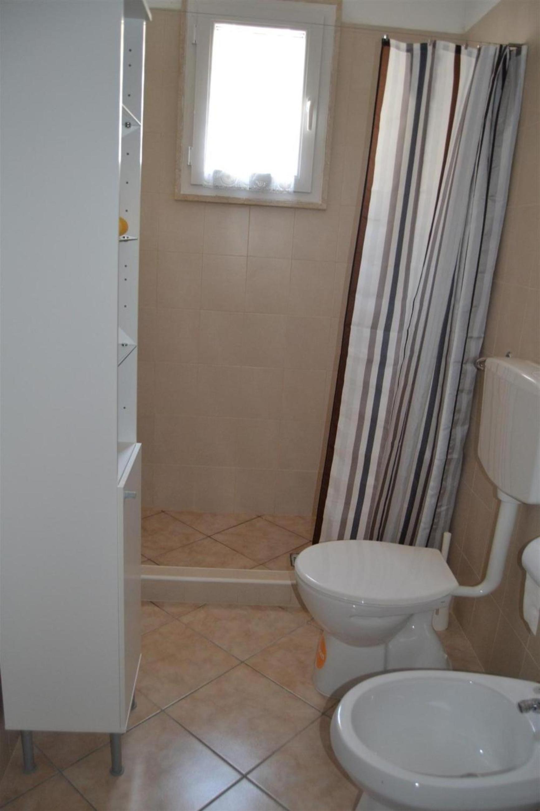 Twin Room with Bathroom - Photo 2
