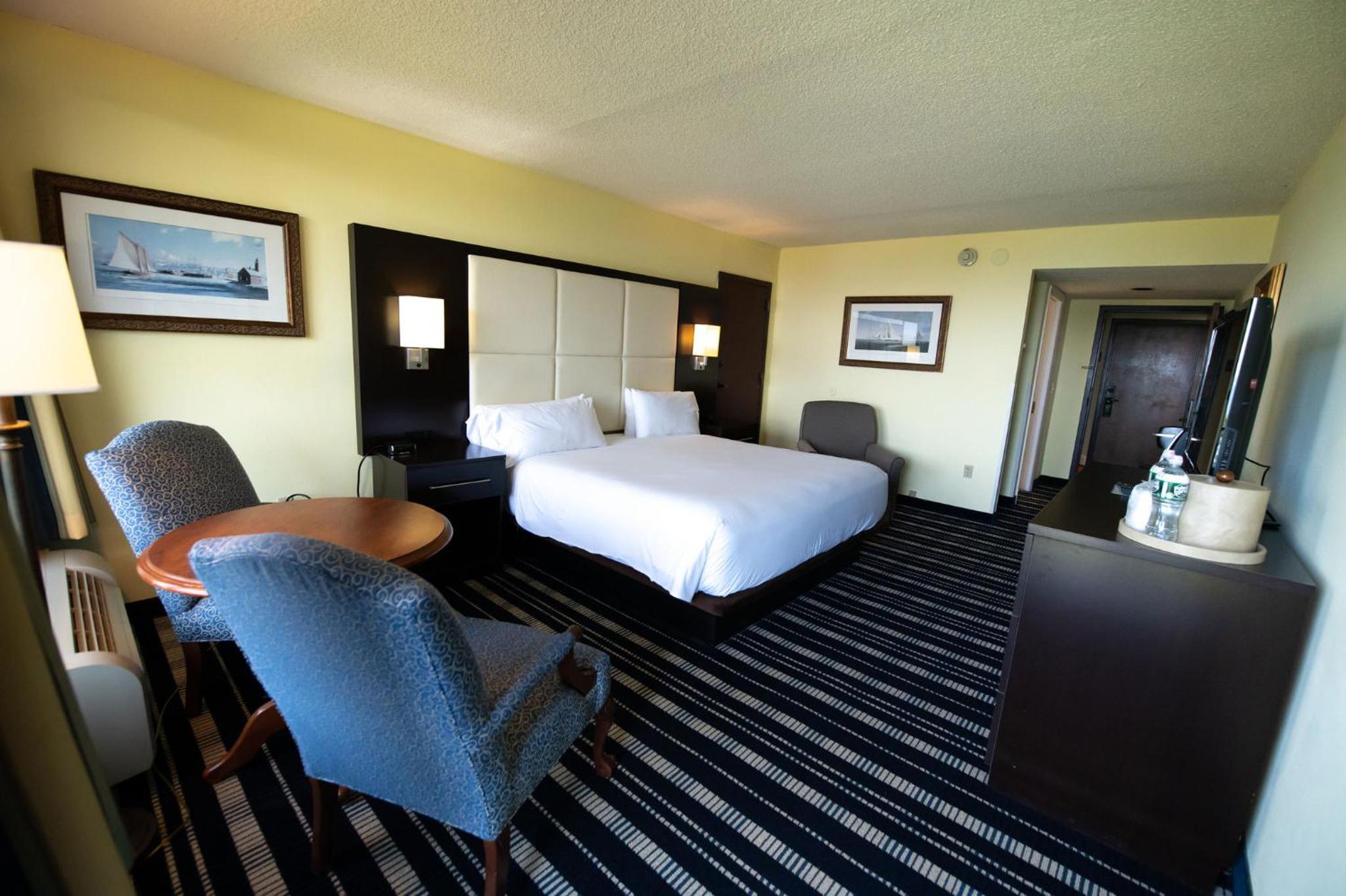 Standard King Room with Balcony - Photo 3