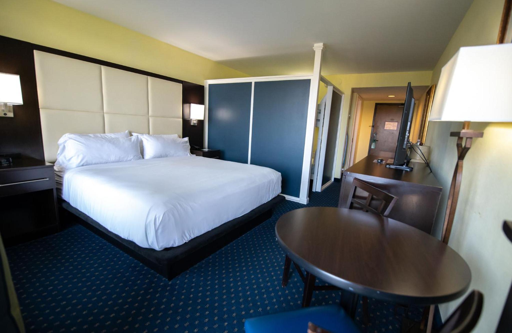King One-Bedroom Suite with Bunk Bed - Photo 1