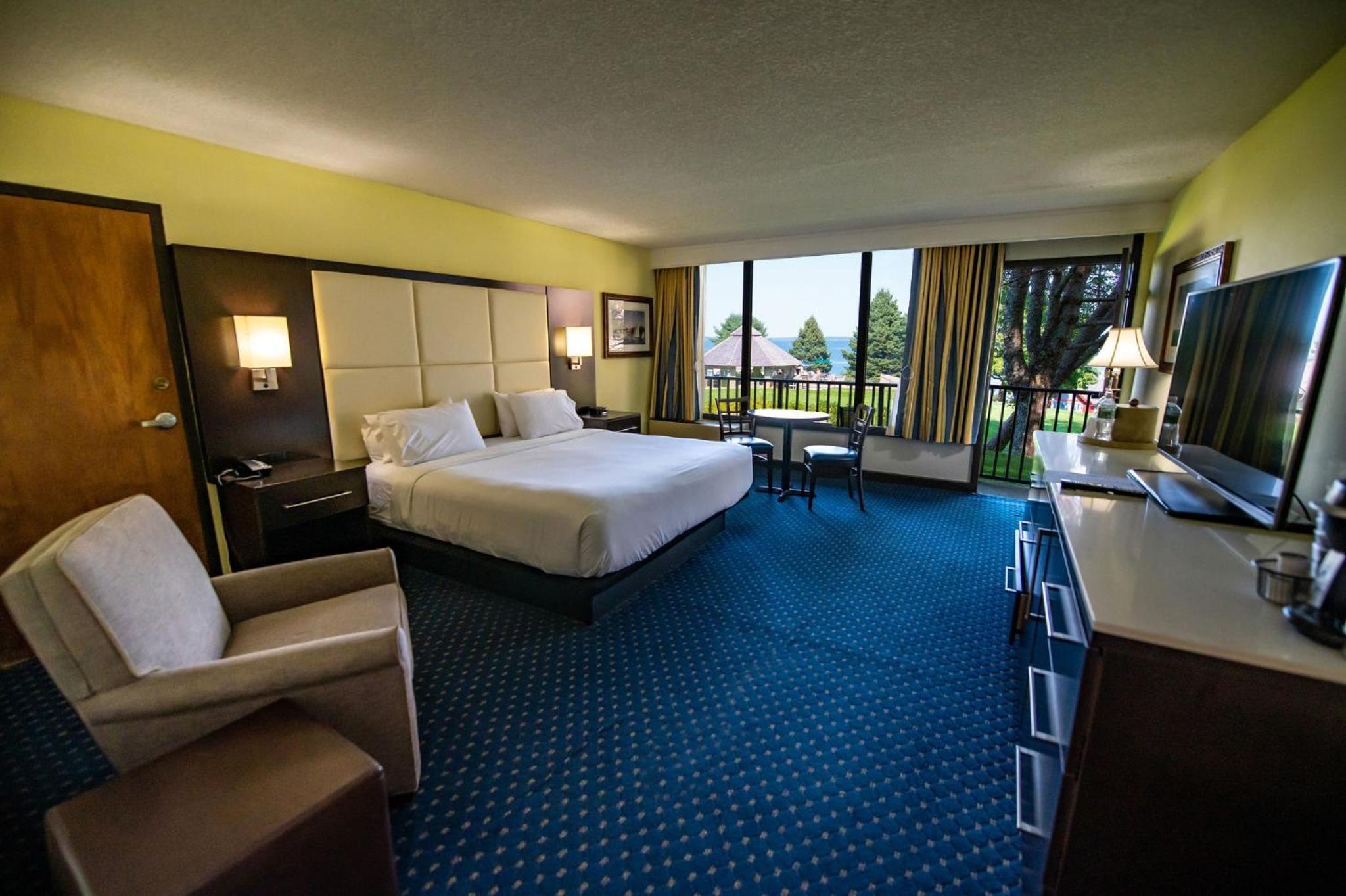 King Room with Roll-in Shower and Balcony - Mobility Access