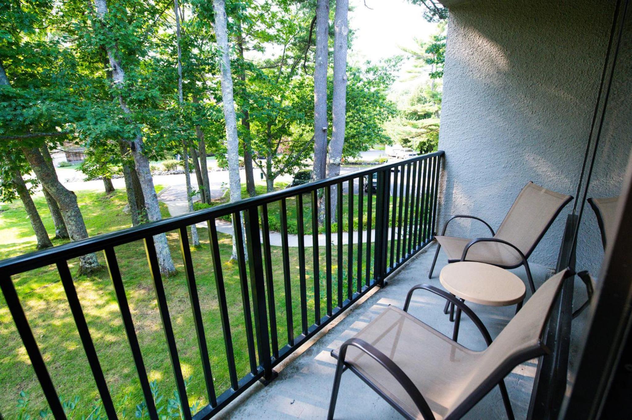 Standard Queen Room with Two Queen Beds and Balcony - Photo 4
