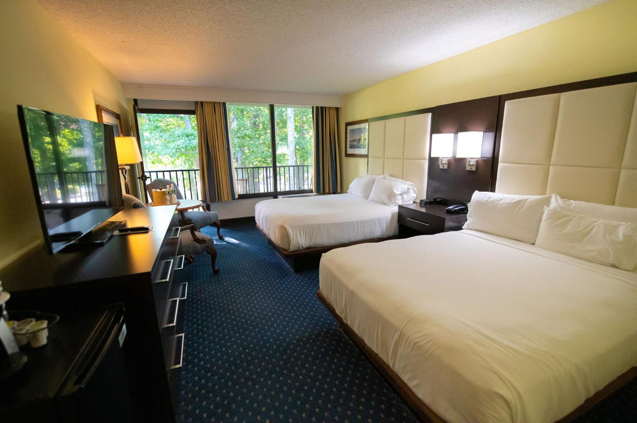 Standard Queen Room with Two Queen Beds and Pool View - Photo 3