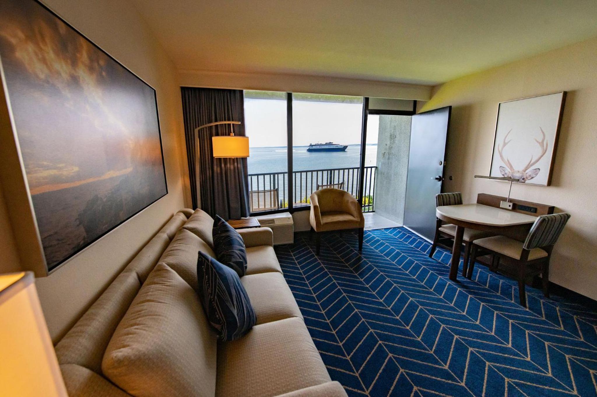 Premium King Room with Oceanfront View - Photo 6
